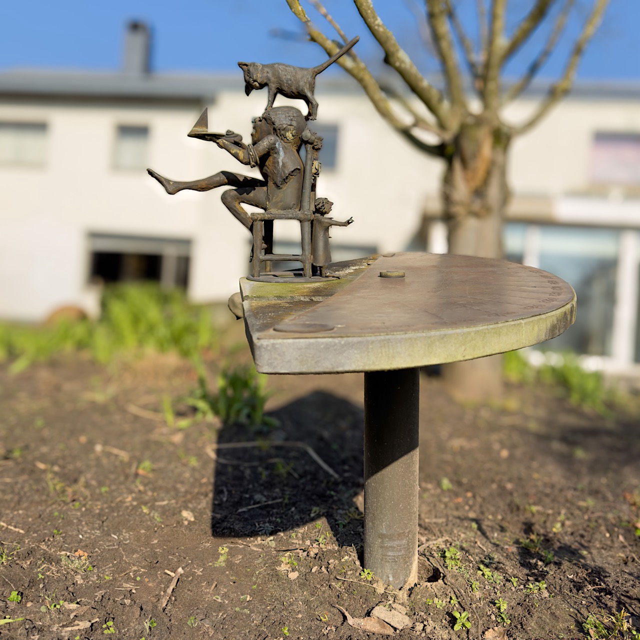 Jef Claerhout (1937-2022), 'Zonneschijn telt de tijd niet', 1995, patinated bronze garden sundial, H - Image 3 of 11
