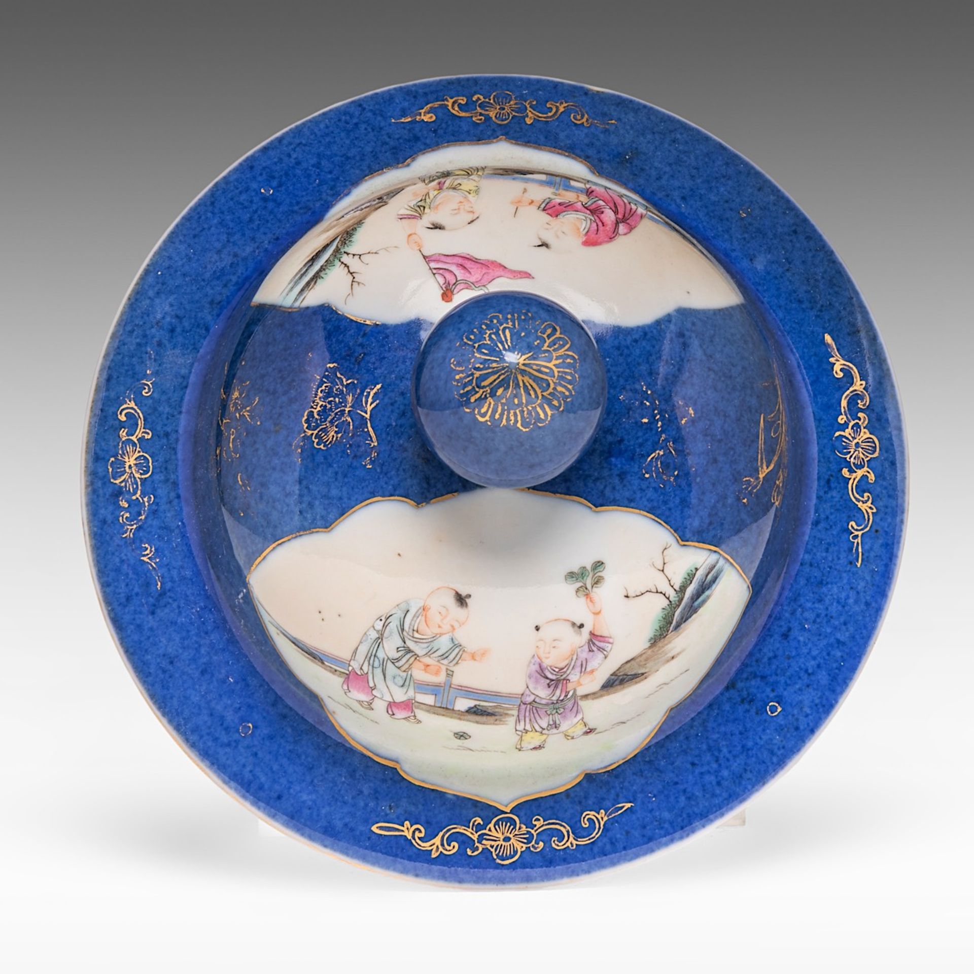 A fine Chinese famille rose and blue ground 'Beauties in a Chamber' vase and cover, Republic period, - Bild 8 aus 9