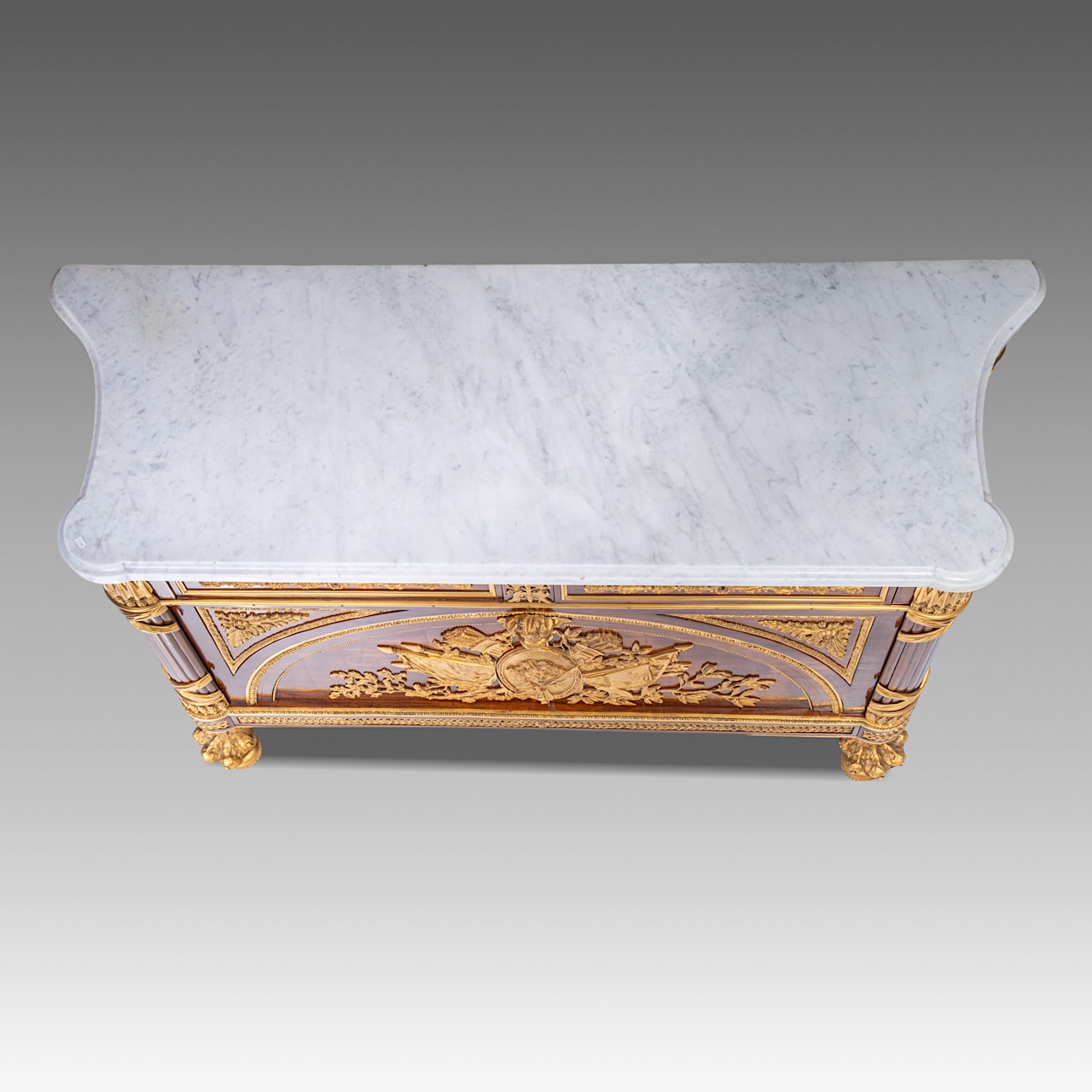 A Louis XVI style commode a vantaux after Stockel and Benneman, H 93 - W 186 - D 86,5 cm - Image 5 of 25