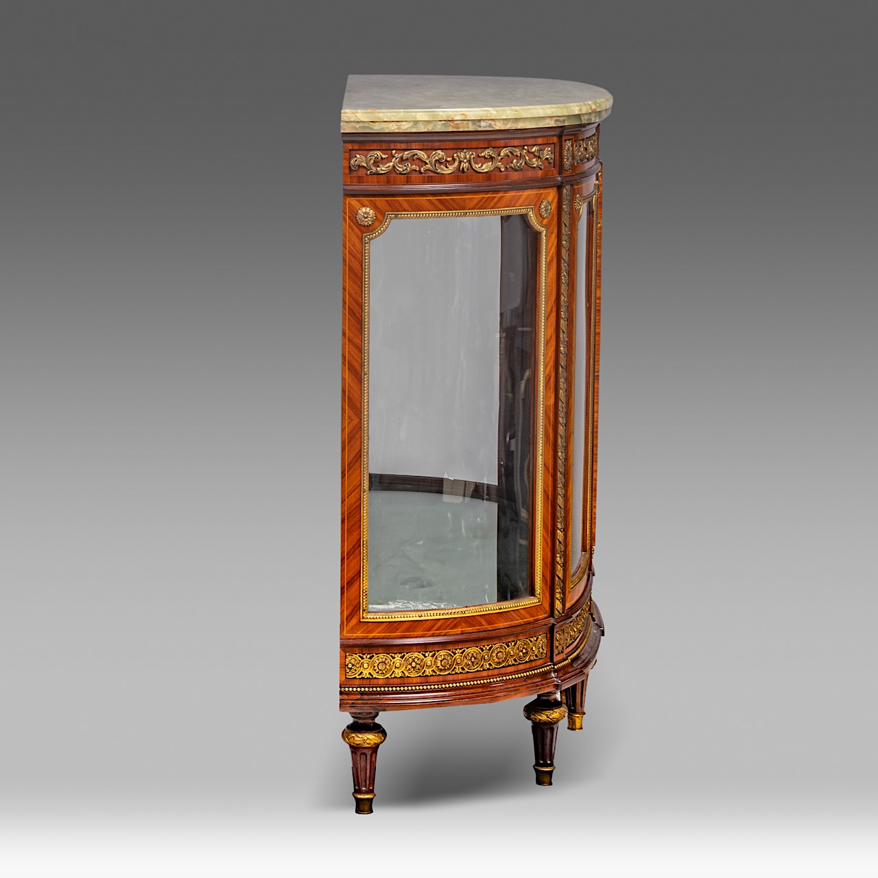 A Louis XVI-style display cabinet with a marble top and a mirror interior, H 110,5 cm - W 129 cm - D - Image 5 of 5