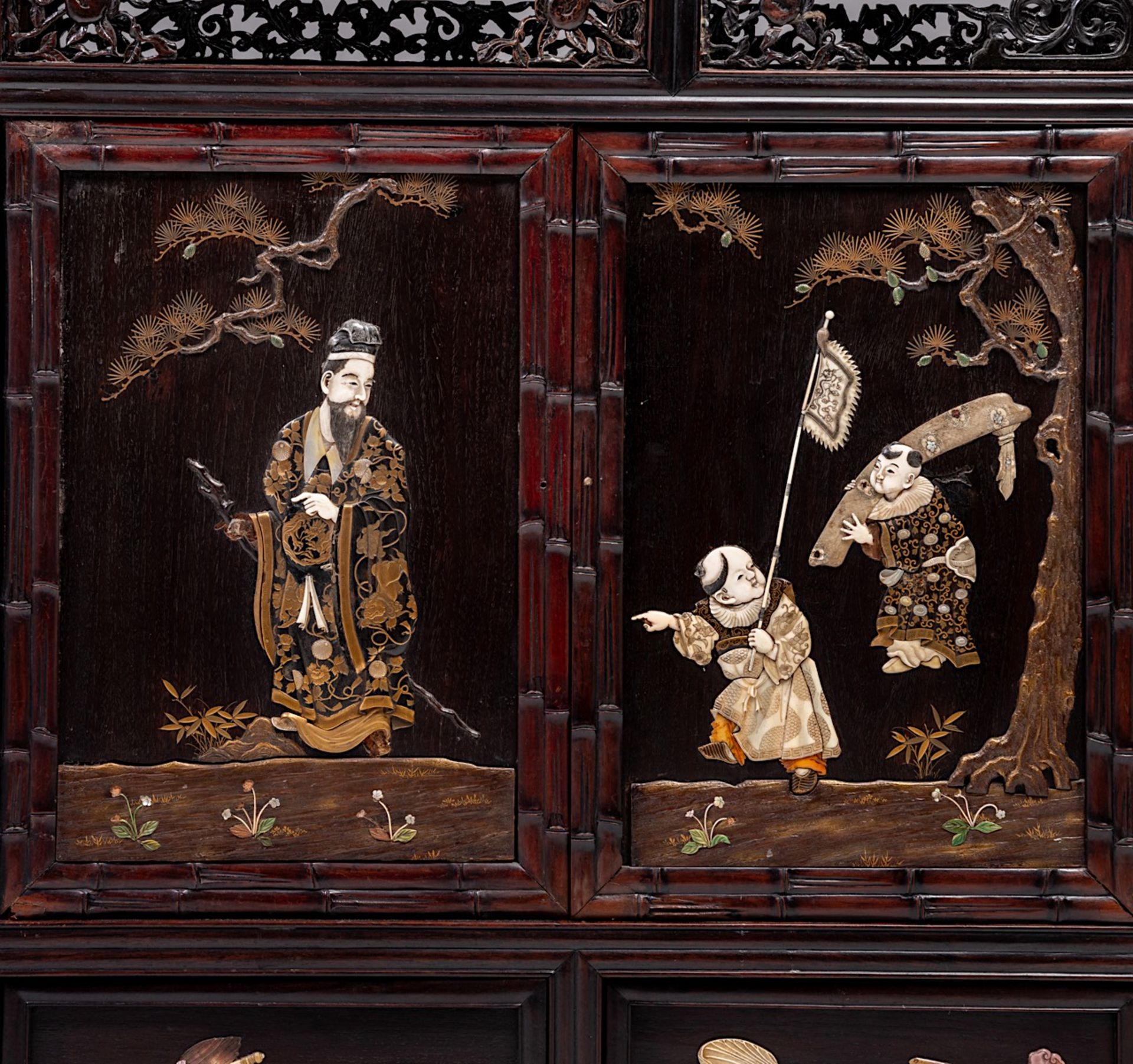 A Japanese hardwood display cabinet with Shibayama inlay, Meiji period (1868-1912), H 156,5 cm - W 1 - Bild 8 aus 11