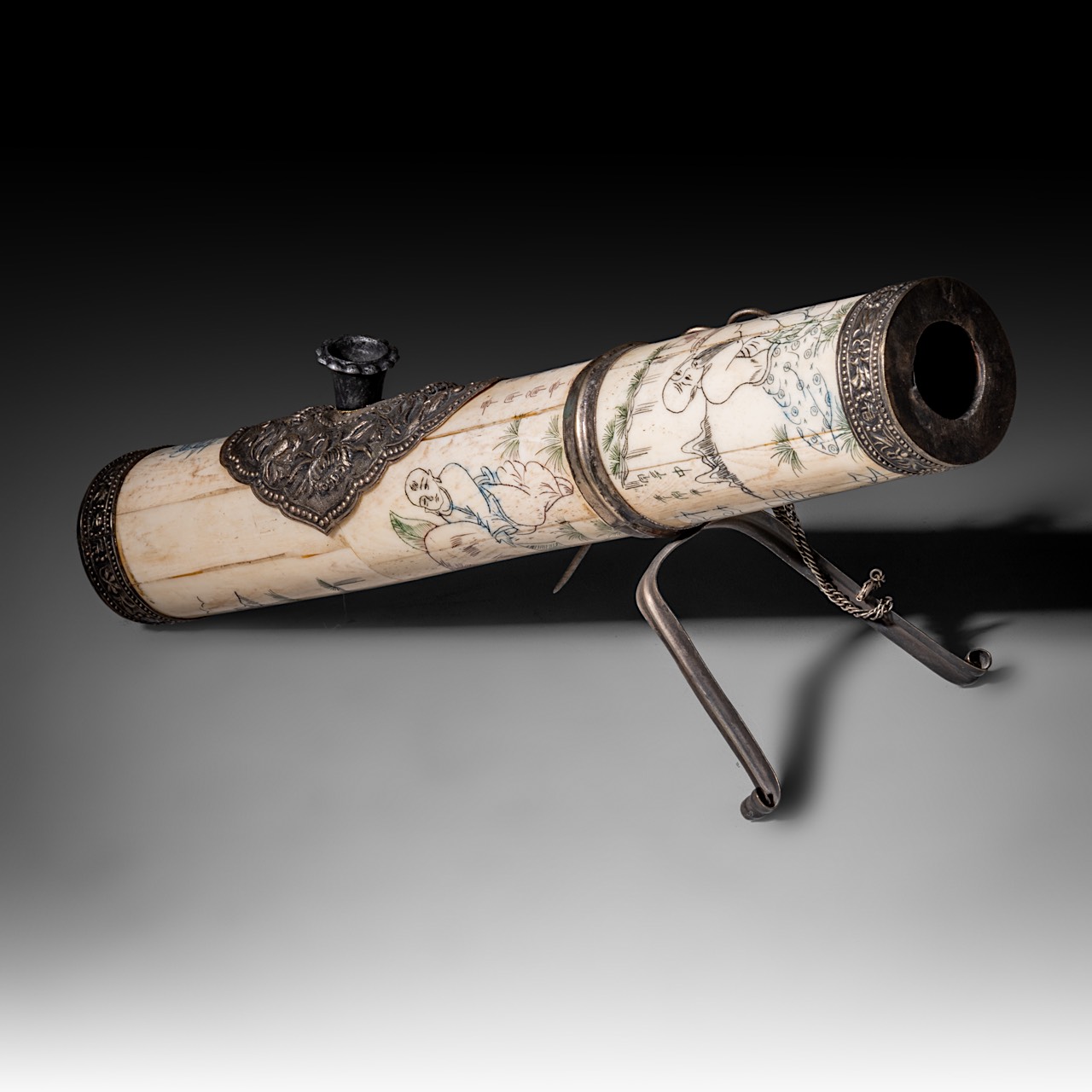 A Chinese opium pipe of engraved bone and metal, 20thC, L 30 cm - Image 14 of 22