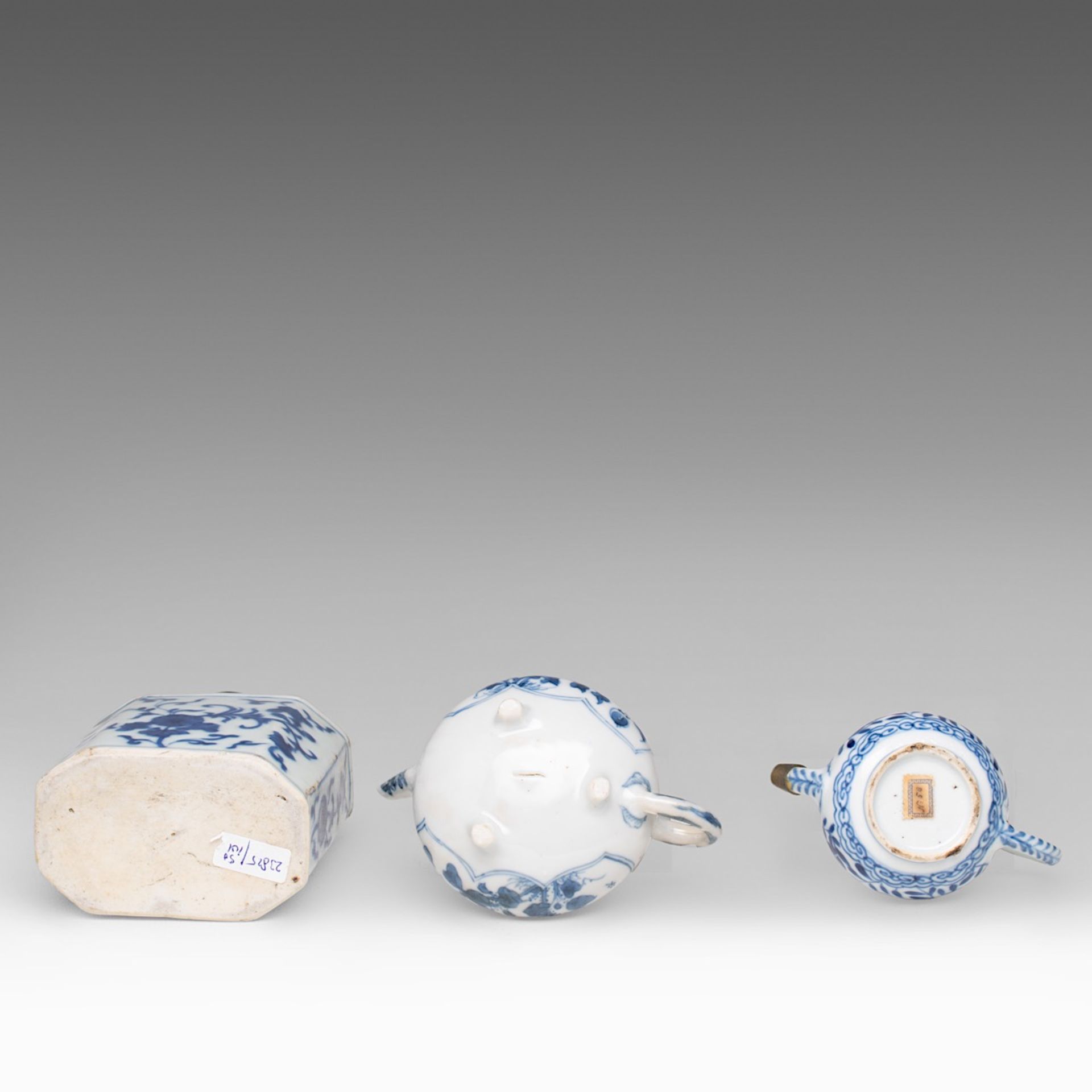 A small collection of three Chinese blue and white floral decorated tea ware, Kangxi period and 18th - Bild 7 aus 9