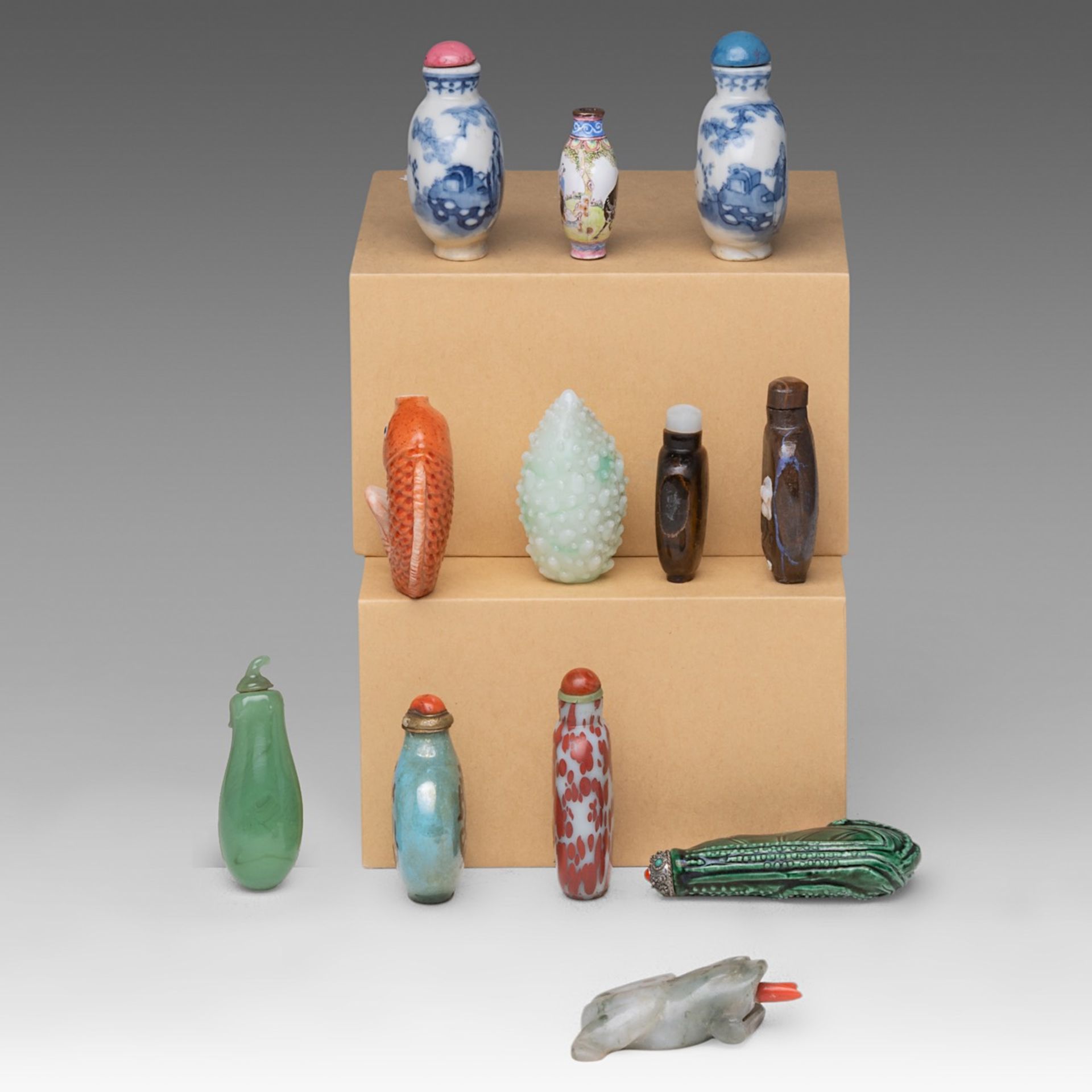 A collection of twelve Chinese snuff bottles, including an enamelled copper 'Boy and Water Buffalo' - Bild 3 aus 10