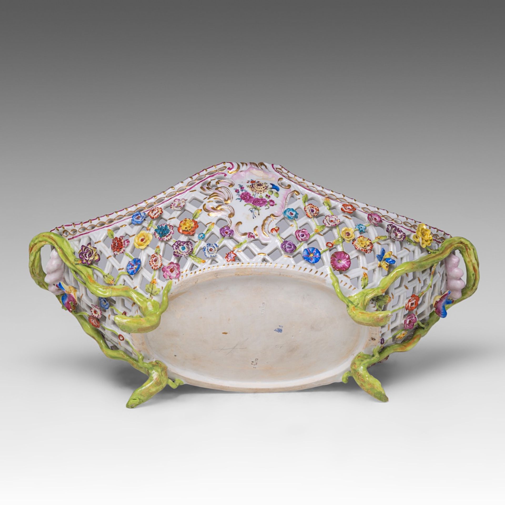A polychrome Saxony porcelain basket on stand, decorated with modelled birds and flowers, H 33 - W 4 - Image 11 of 12