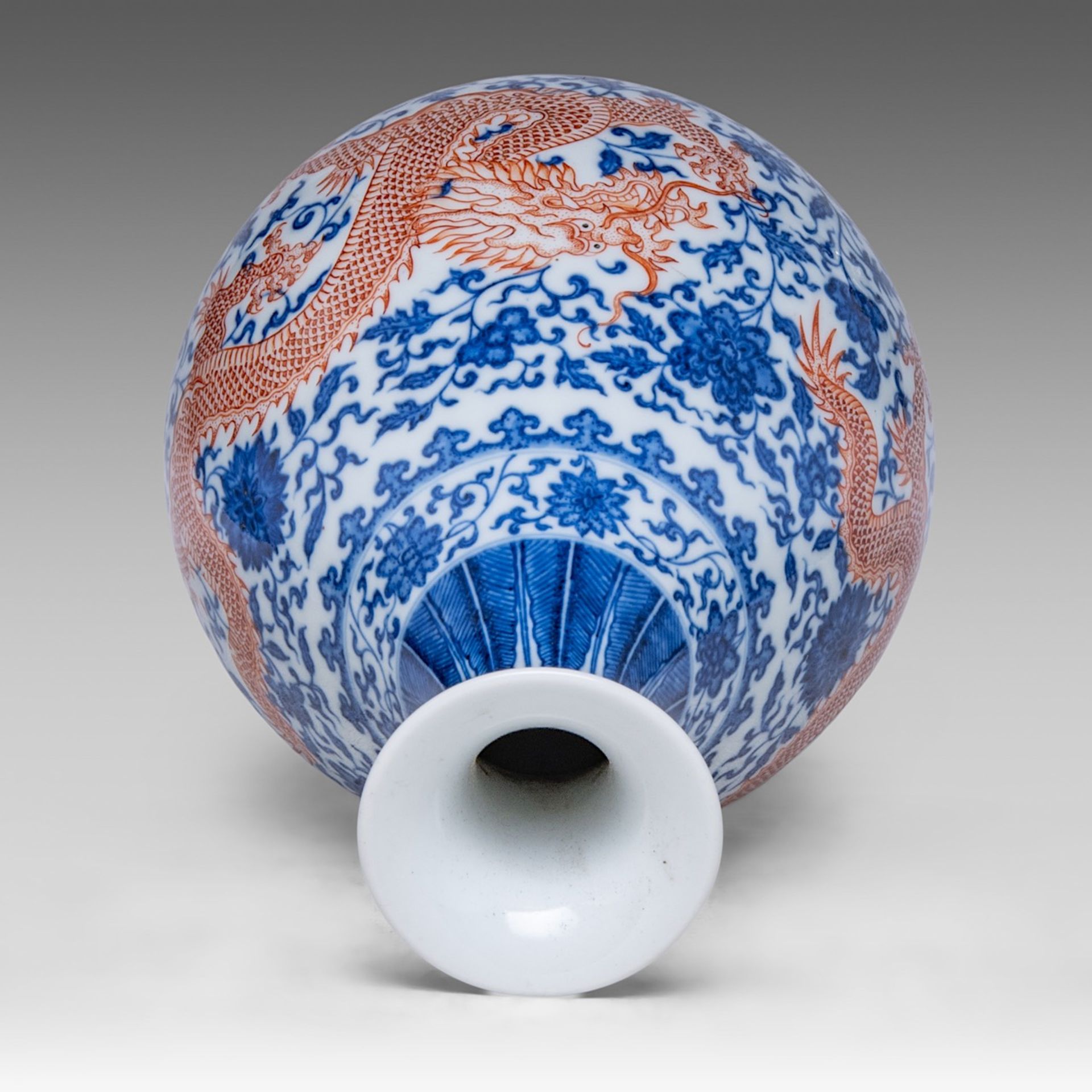 A Chinese underglaze blue and iron-red 'Dragon' yuhuchunping vase, with a Yongzheng mark, H 28,5 cm - Image 5 of 6