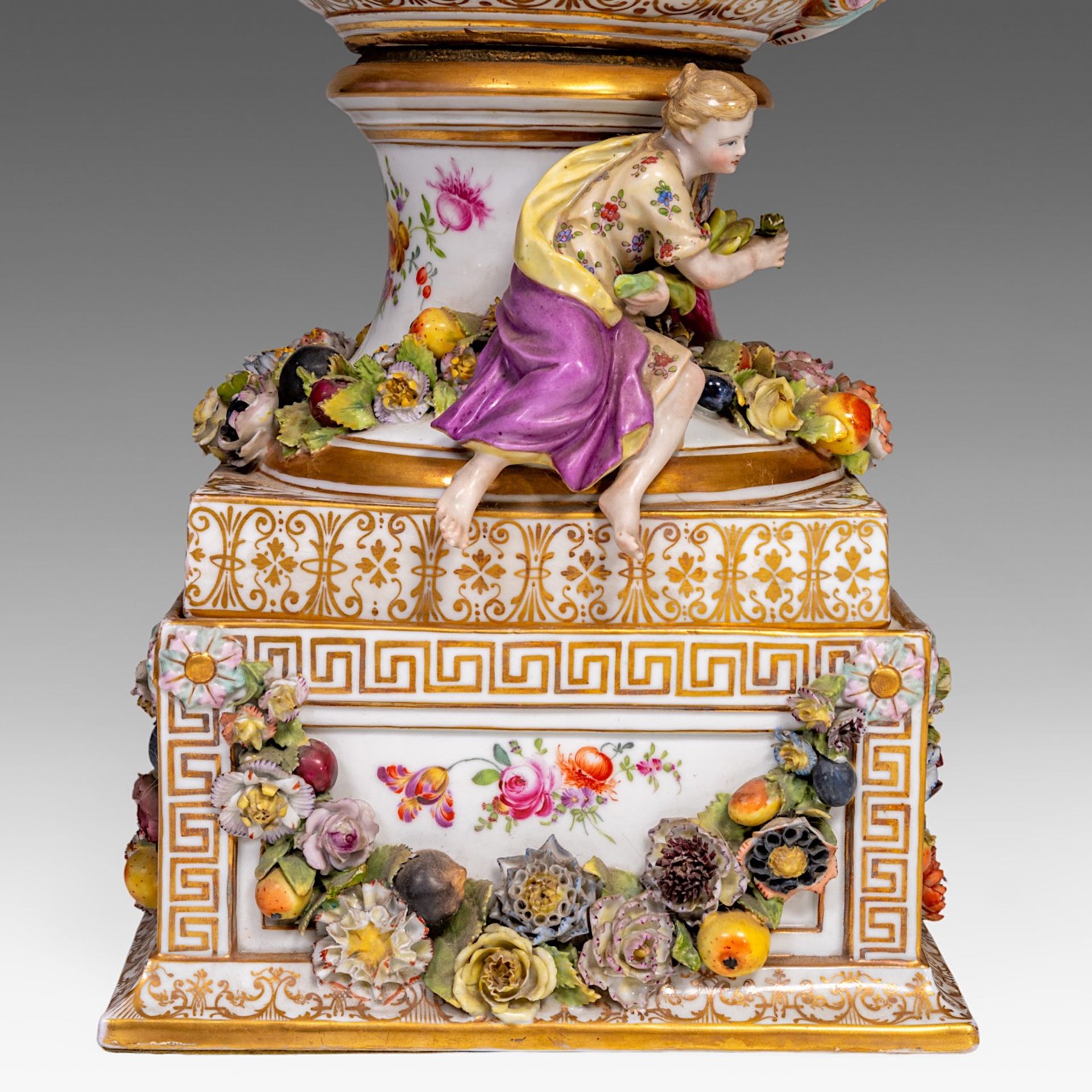 A very imposing Saxony porcelain vase on stand, Postschappel manufactory, Dresden, H 107 cm (total) - Image 19 of 23