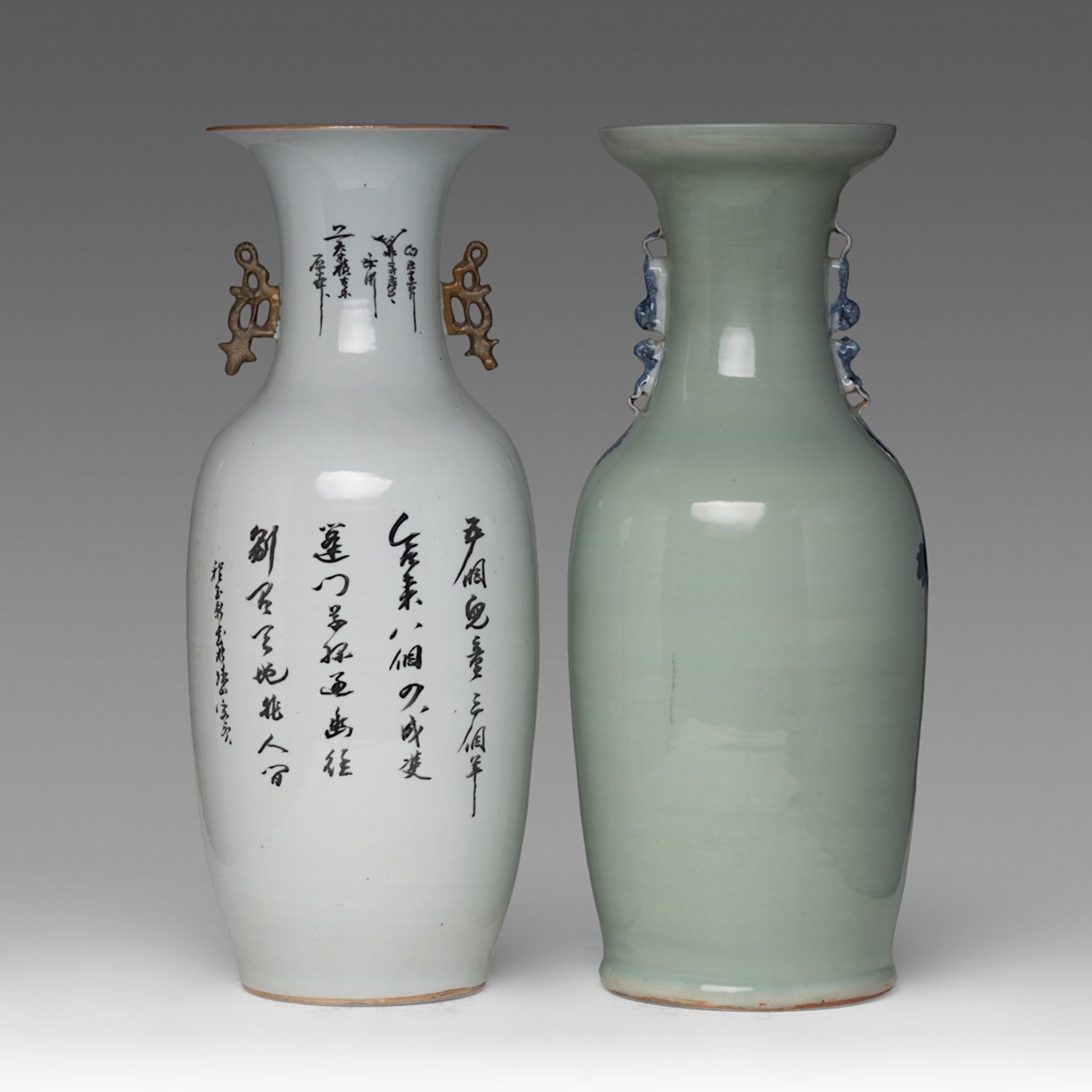 A Chinese famille rose 'Playful Boys' vase, with a signed text - added a blue and white on celadon g - Bild 3 aus 6