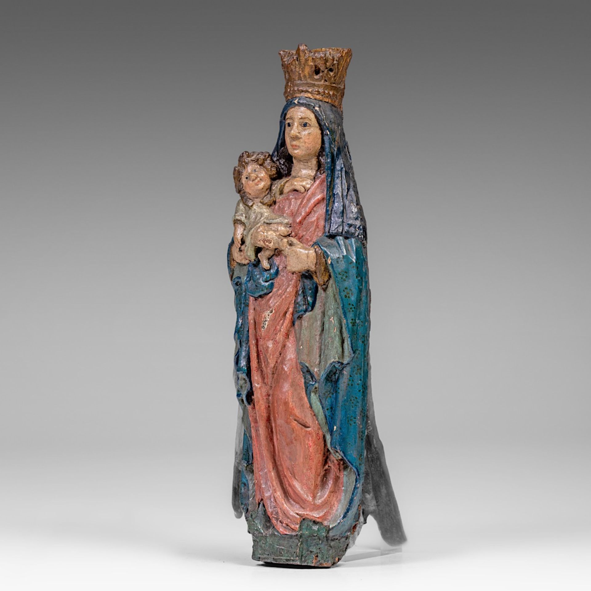 A polychrome wooden Madonna holding the Holy Child, 16thC, H 87 cm - Bild 2 aus 9