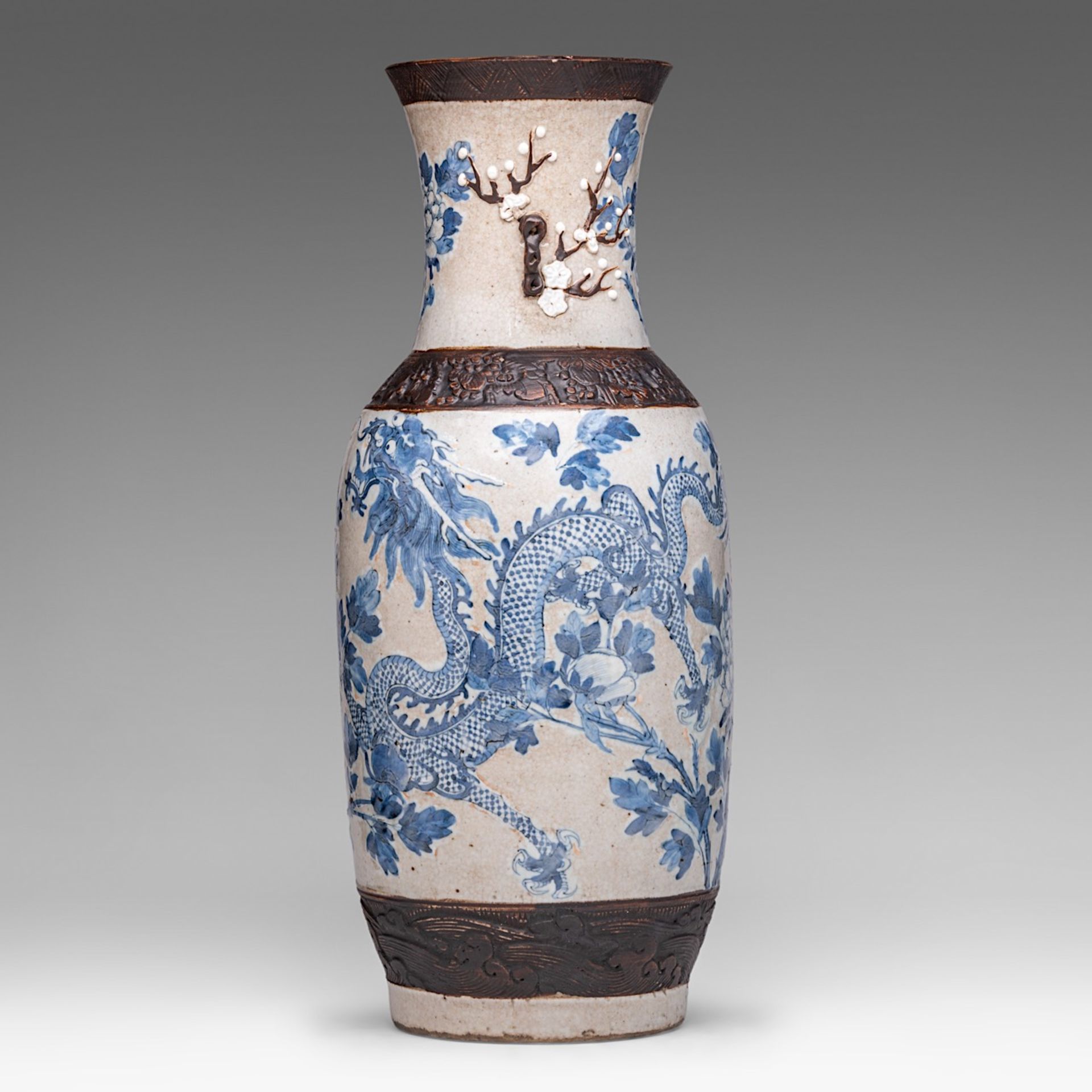 A Chinese blue and white 'Dragons amongst Peonies' Nanking stoneware vase, 19thC, H 51,5 cm - Bild 2 aus 6