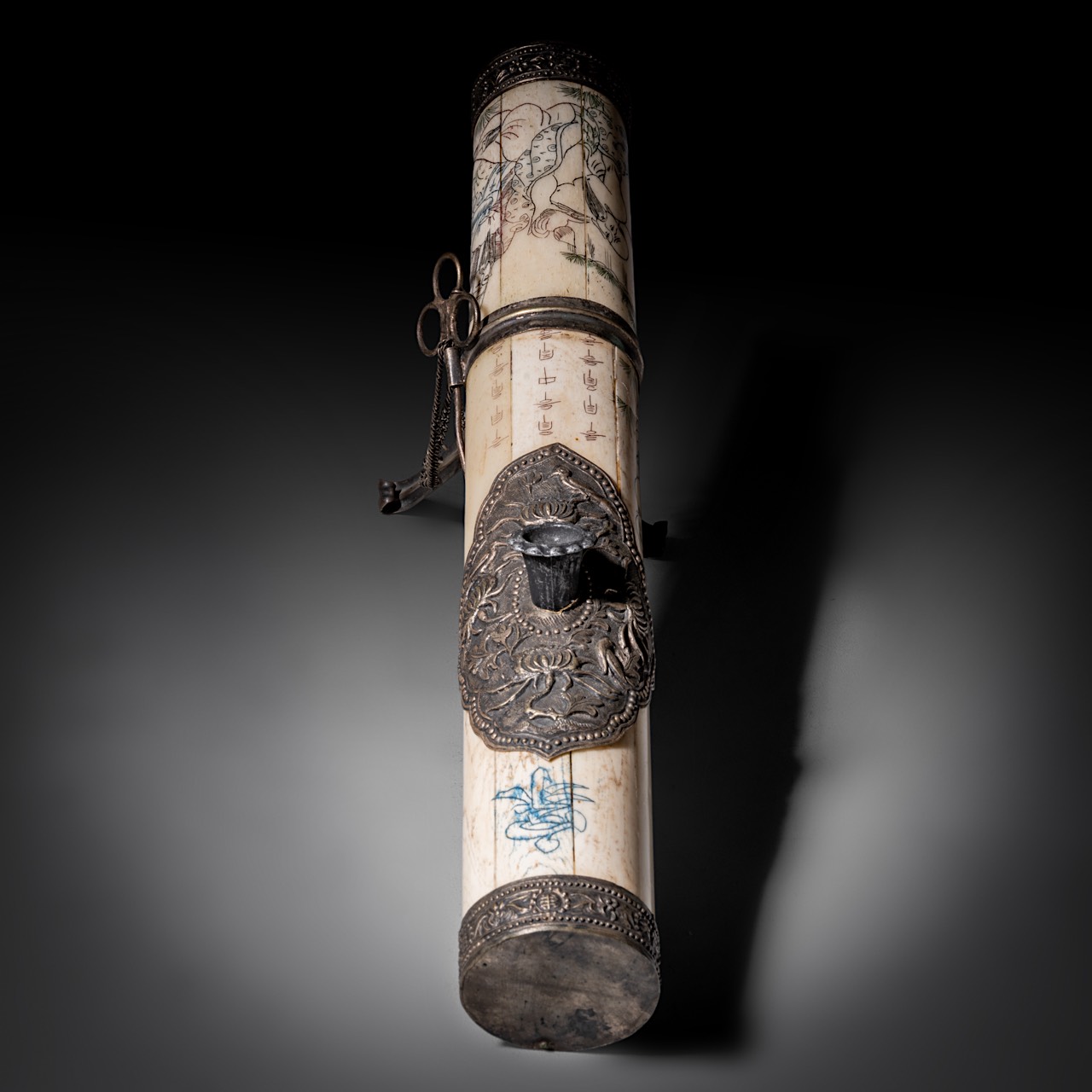A Chinese opium pipe of engraved bone and metal, 20thC, L 30 cm - Image 16 of 22