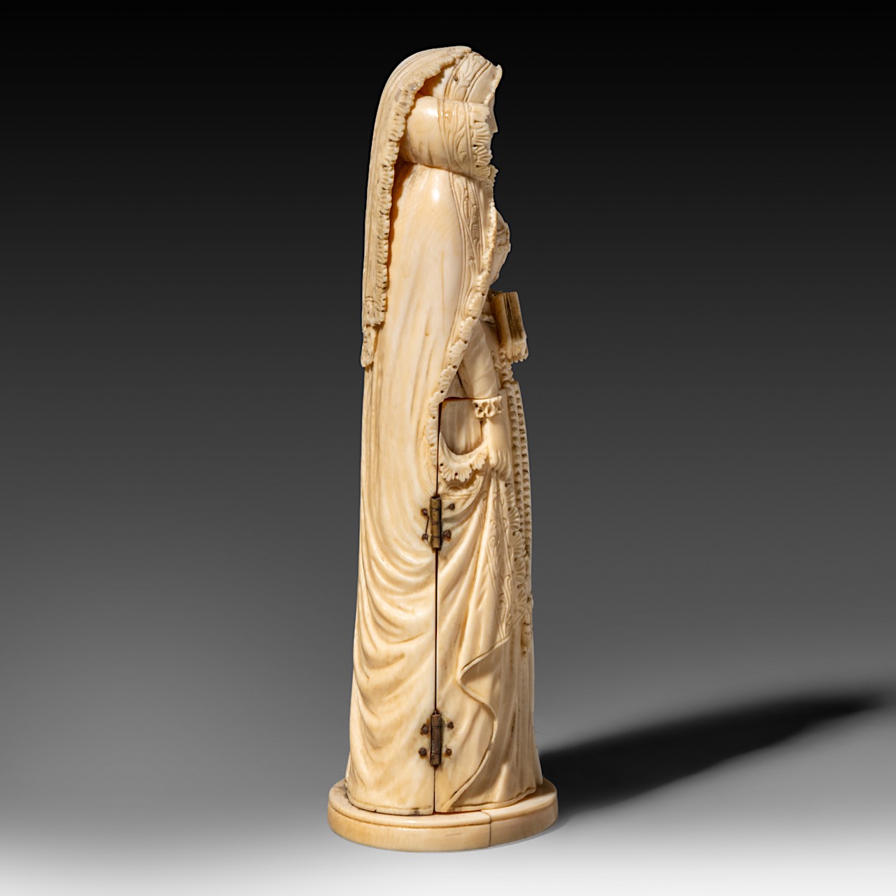An ivory triptych sculpture of probably Mary Queen of Scots, French, 19thC, H 20 cm - 447 g (+) - Image 6 of 12