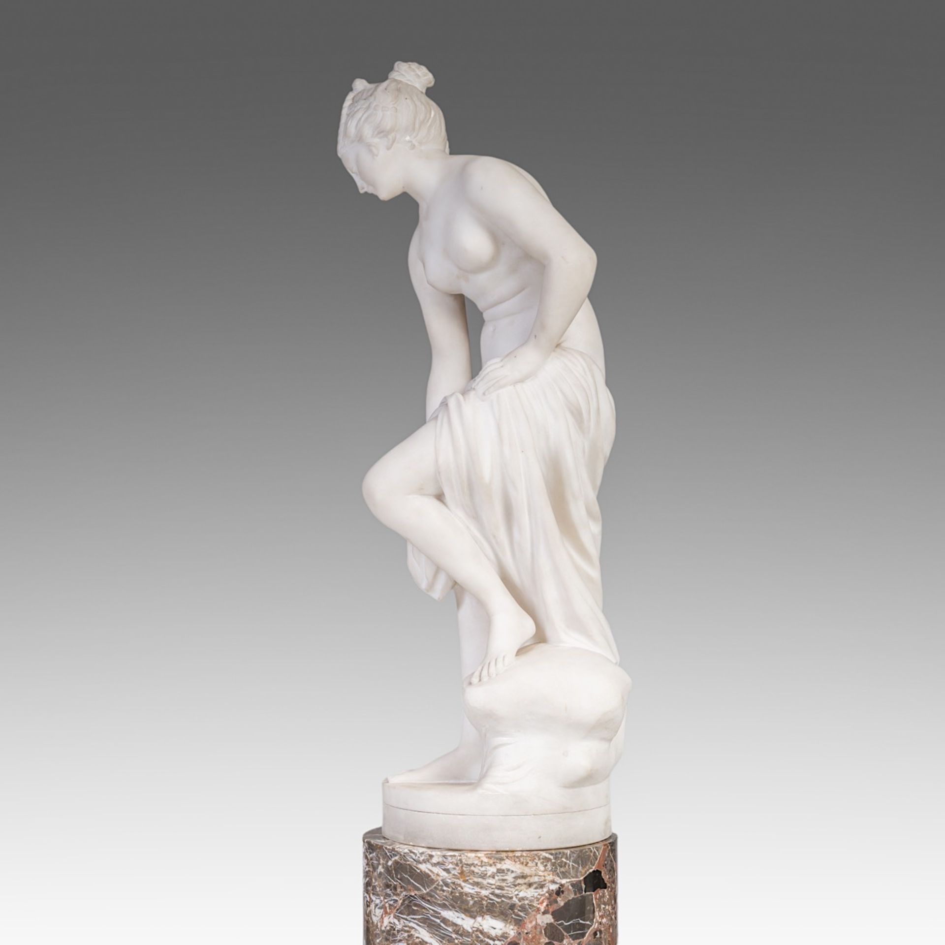 A Carrara marble sculpture of the bathing Venus, on a Breche d'Alep marble column, H 170 cm (total) - Bild 4 aus 13