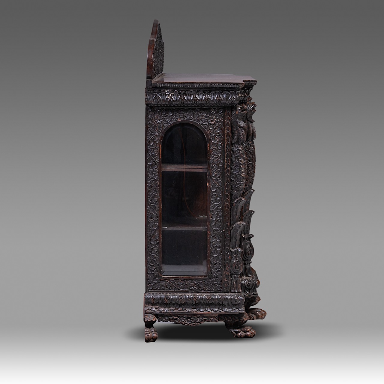 A carved hardwood Anglo-Indian display cabinet, 19thC, H 113,5 cm - W 130 cm - D 40 cm - Image 5 of 8
