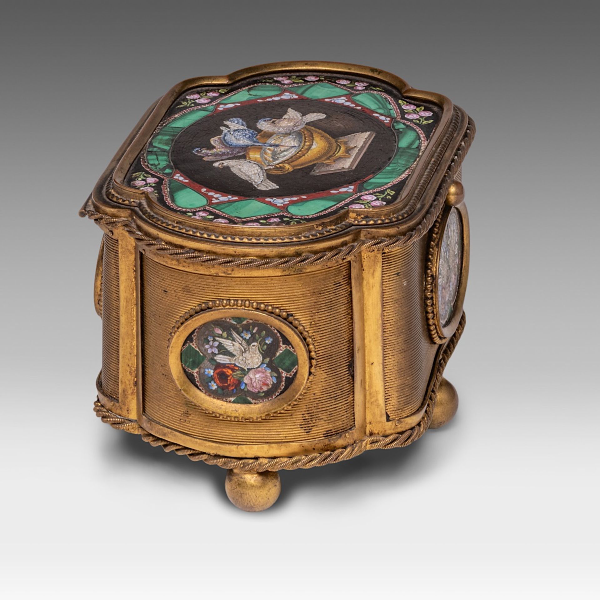 A Grand Tour Italian gilt metal and micro-mosaic jewellery casket, marked Guttin 7.5 x 14 x 9 cm. (2 - Bild 5 aus 7