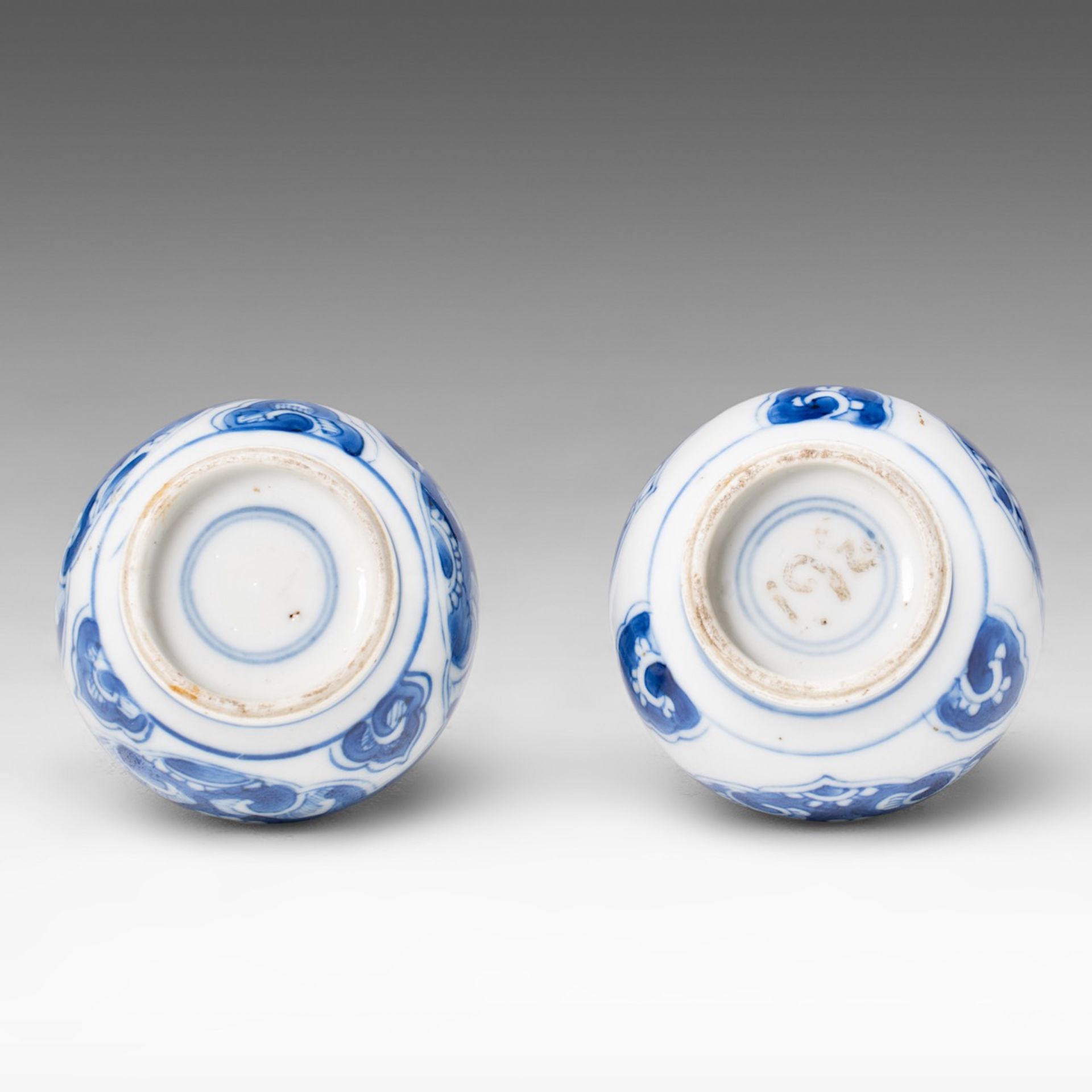 Two Chinese blue and white floral decorated double gourd vases, Kangxi period, H 13 cm - Bild 6 aus 6