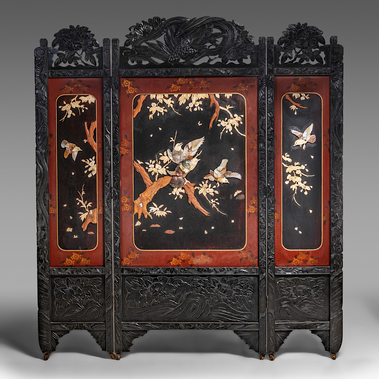 A Japanese Shibayama three-fold chamber screen, Taisho period (1912-1926), Total H 181 cm - W 160 cm