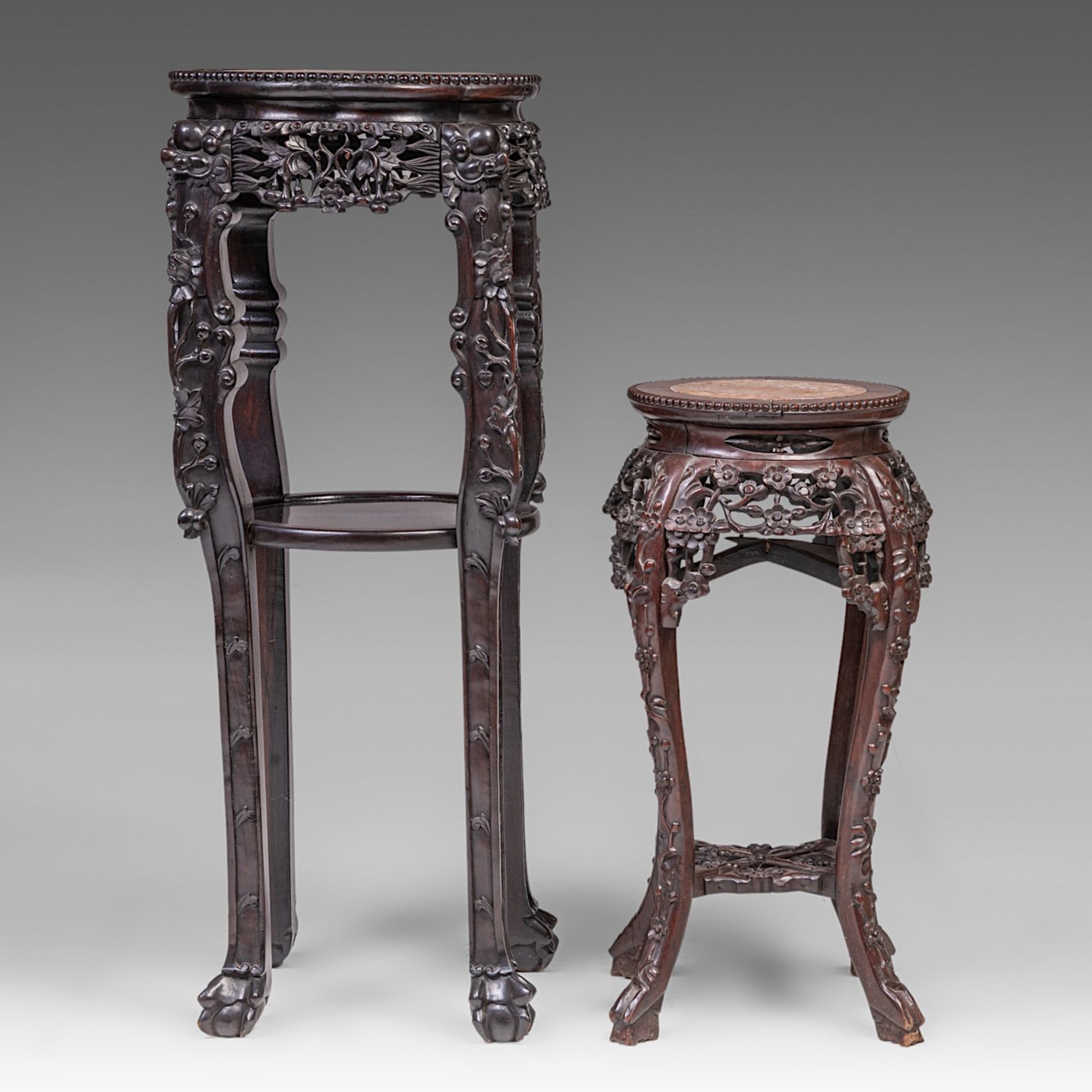 A small collection of four South Chinese carved hardwood bases, all with a marble top, late Qing, ta - Bild 13 aus 17