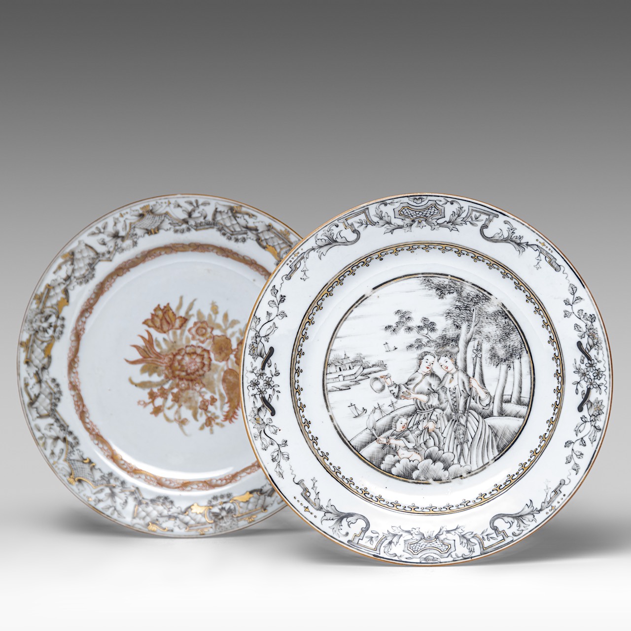 A Chinese export porcelain grisaille 'European subject' dish, 18thC, dia 22,5 cm - added a grisaille