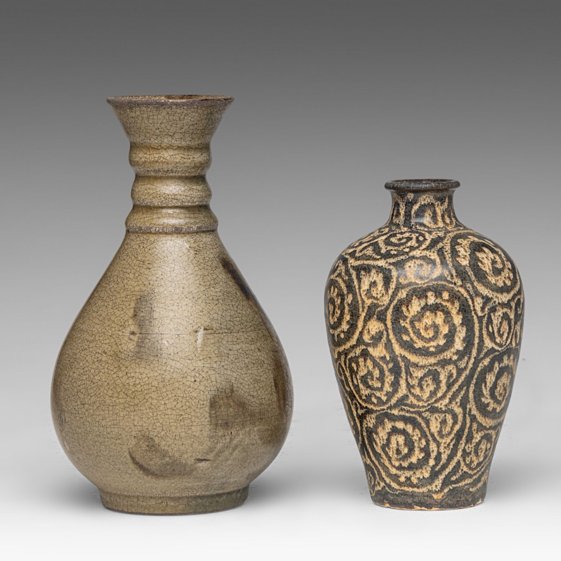 A Chinese floral decorated brown ground Jizhou ware vase, H 16,5 - added a similar type pear-shaped - Image 2 of 6