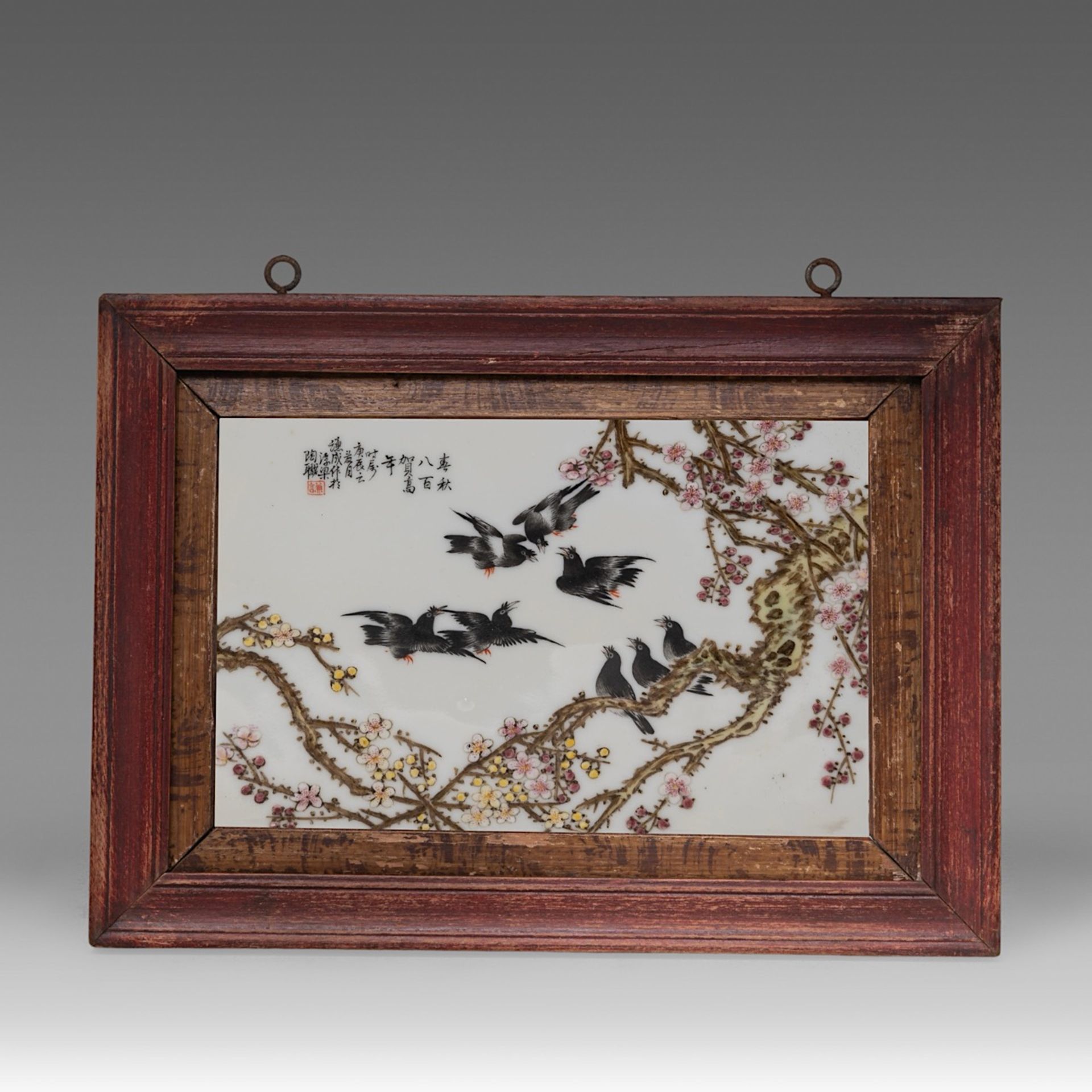 Three Chinese enamelled and signed porcelain plaques, signatures reading Wang Da Cang/ Li Ming Liang - Bild 7 aus 10