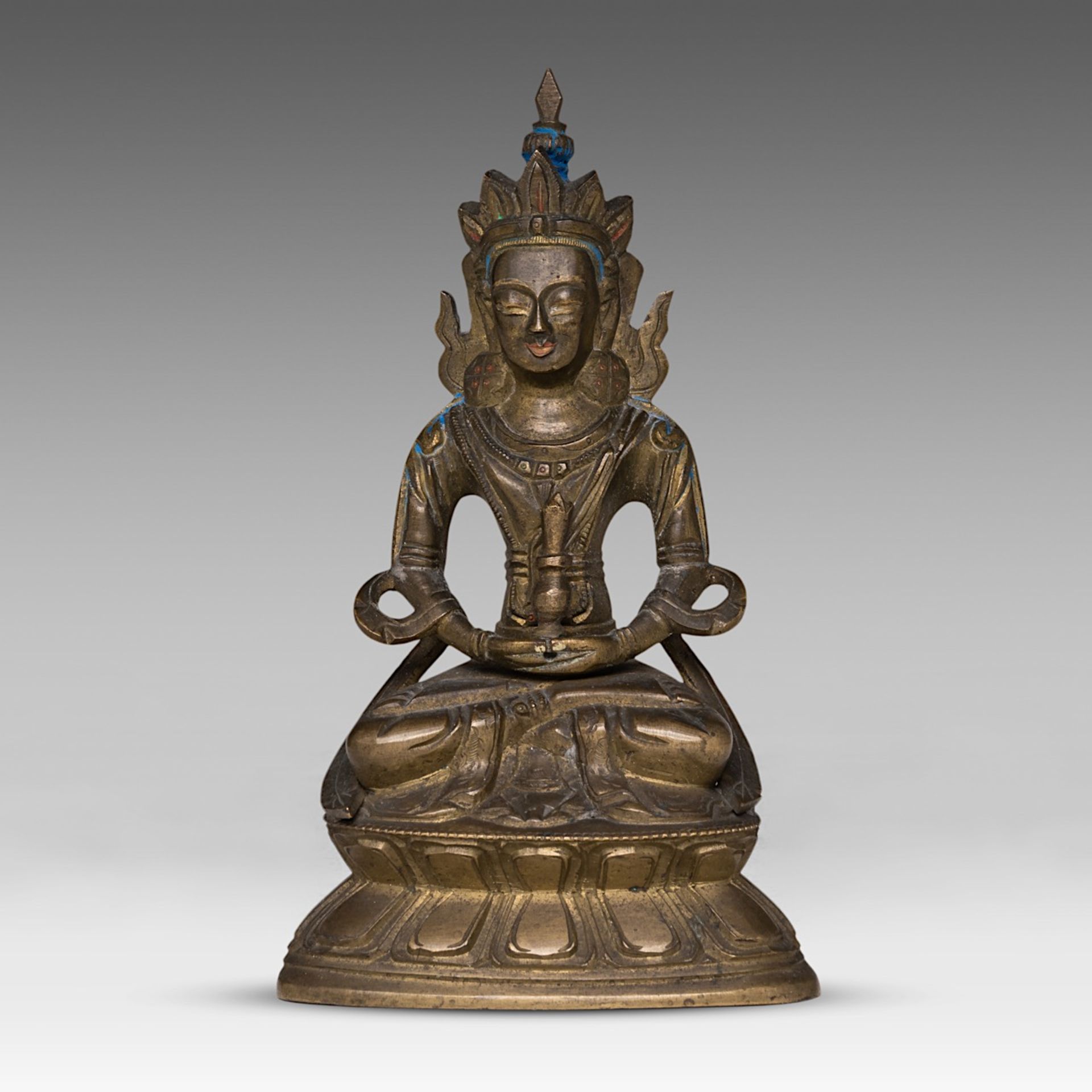 A Chinese bronze figure of Buddha Amitayus, 19thC, H 16,5 cm - added a Chinese Ming bronze 'Fu' wine - Bild 2 aus 16