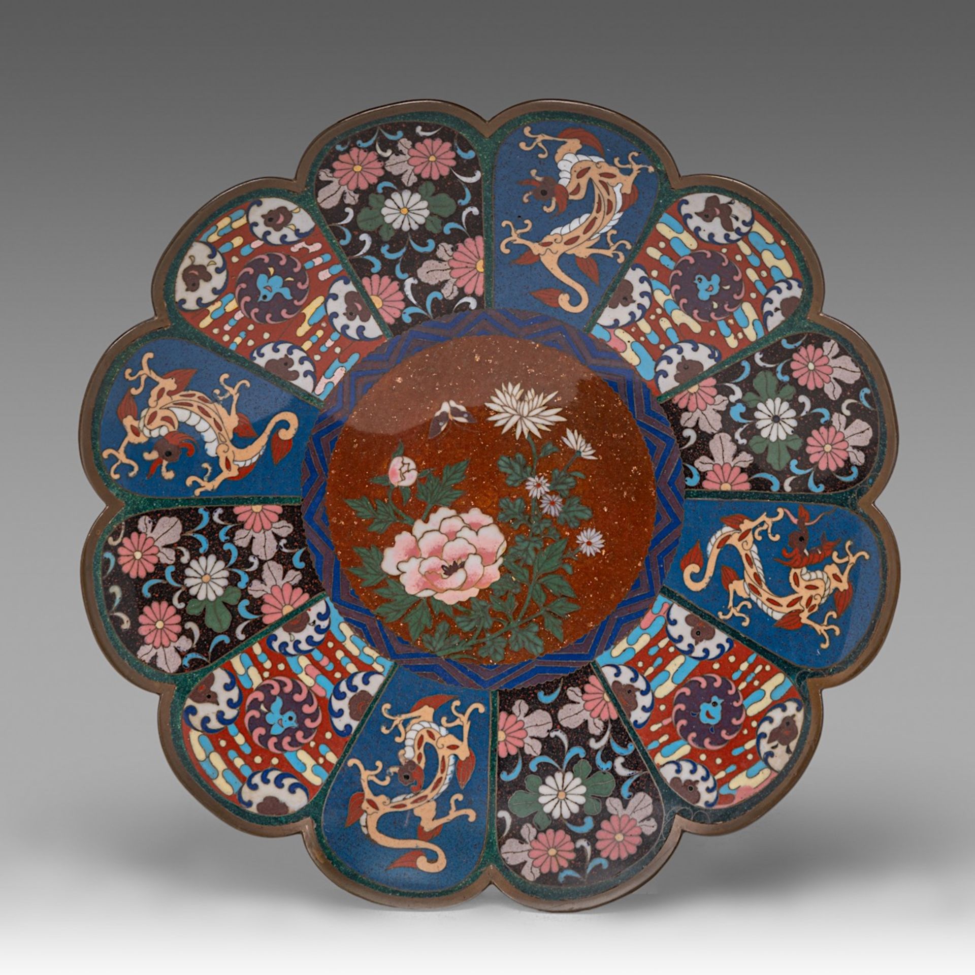 A collection of four Japanese cloisonne enamelled plates, one fixed on a gilt bronze foot, 20thC, di - Bild 6 aus 10