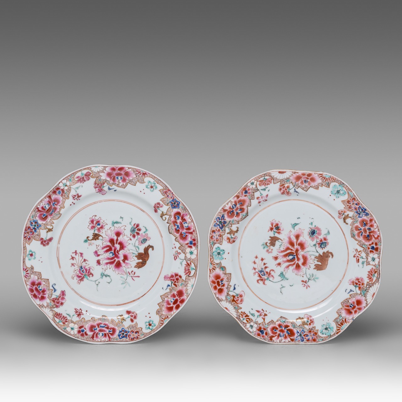 A Chinese coral-red ground famille rose 'Scroll Painting' dish, Qianlong period dia 22,5 cm - a seri - Image 4 of 9