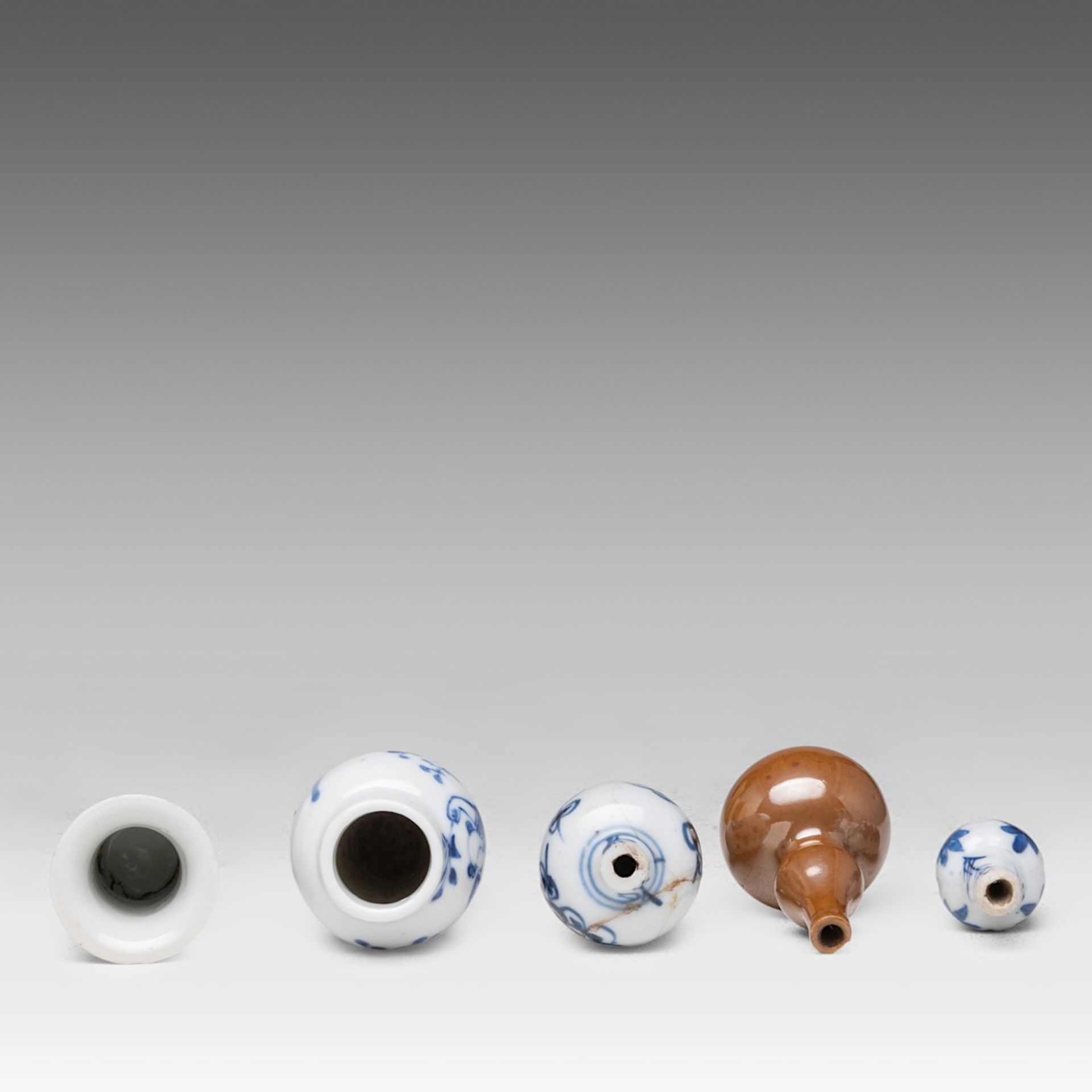 A collection of thirteen Chinese miniature vases and bottles, mainly blue and white and of Kangxi pe - Bild 5 aus 10
