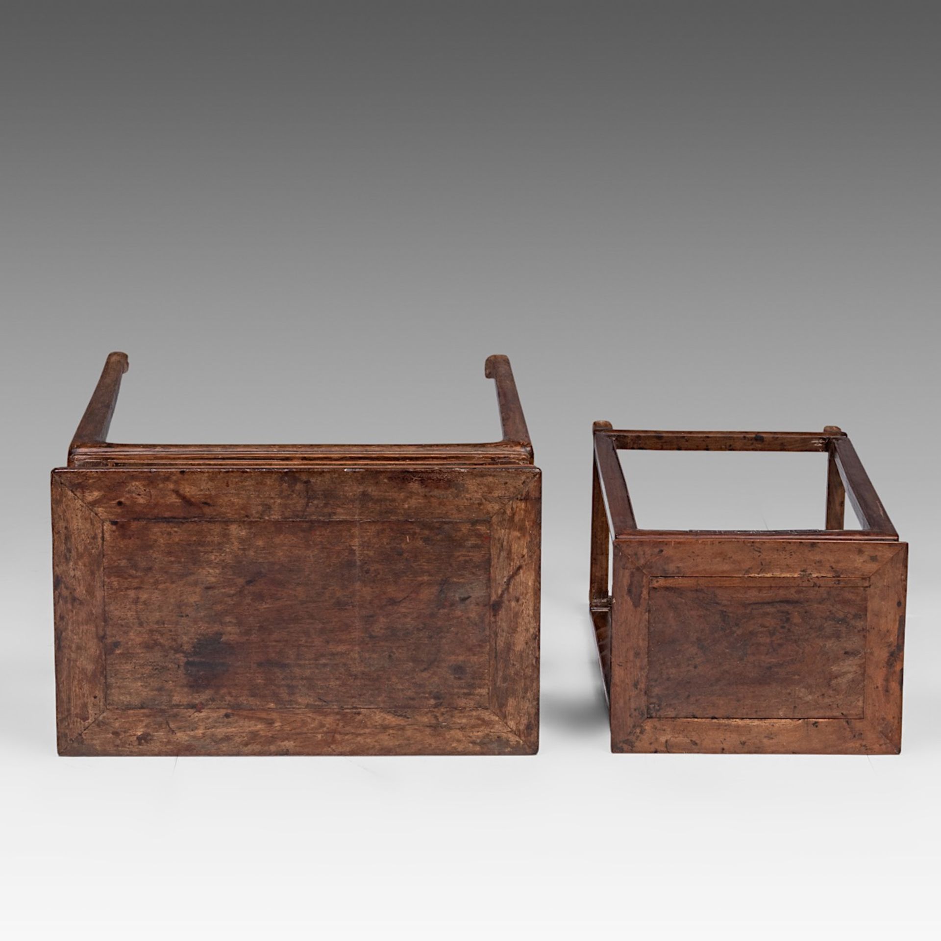 Two Chinese hardwood side tables, mid - late Qing dynasty, largest H 82 - 69 x 42 cm - Bild 6 aus 7