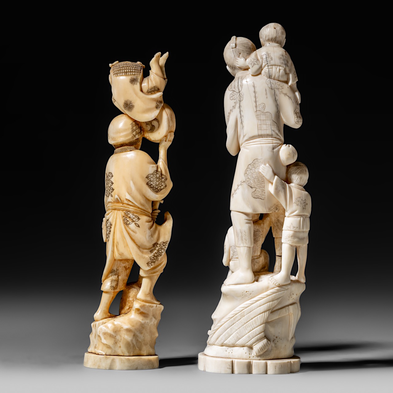 Two Japanese walrus ivory okimono of fathers with their children, Taisho period (1912-1926), H 27 cm - Image 4 of 11