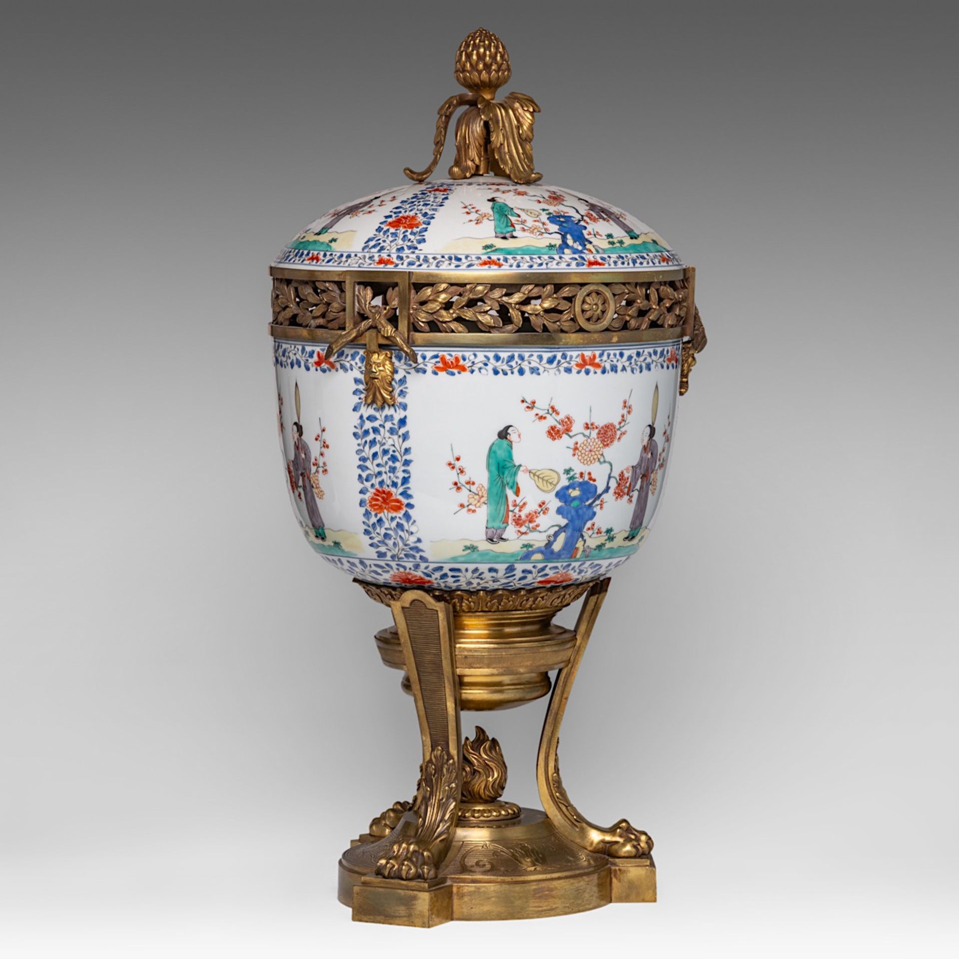 A Kakiemon-style tureen and cover, impressively mounted, late 18thC, total H 66 cm - Bild 2 aus 9