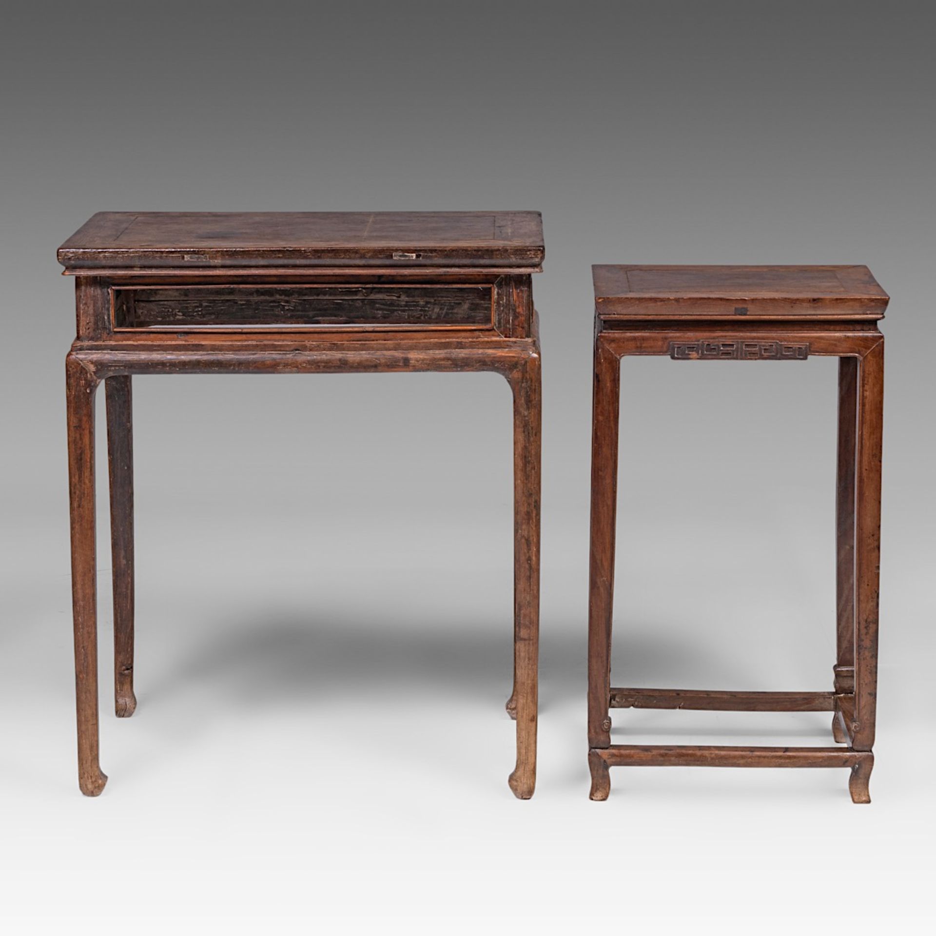 Two Chinese hardwood side tables, mid - late Qing dynasty, largest H 82 - 69 x 42 cm - Bild 2 aus 7