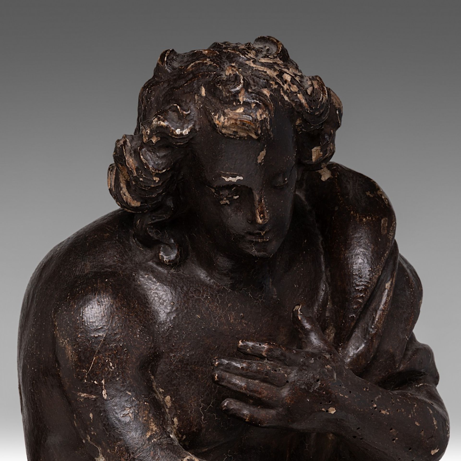 A patinated limewood sculpture of Saint John the Evangelist, 17thC, H 50 cm - Image 6 of 7