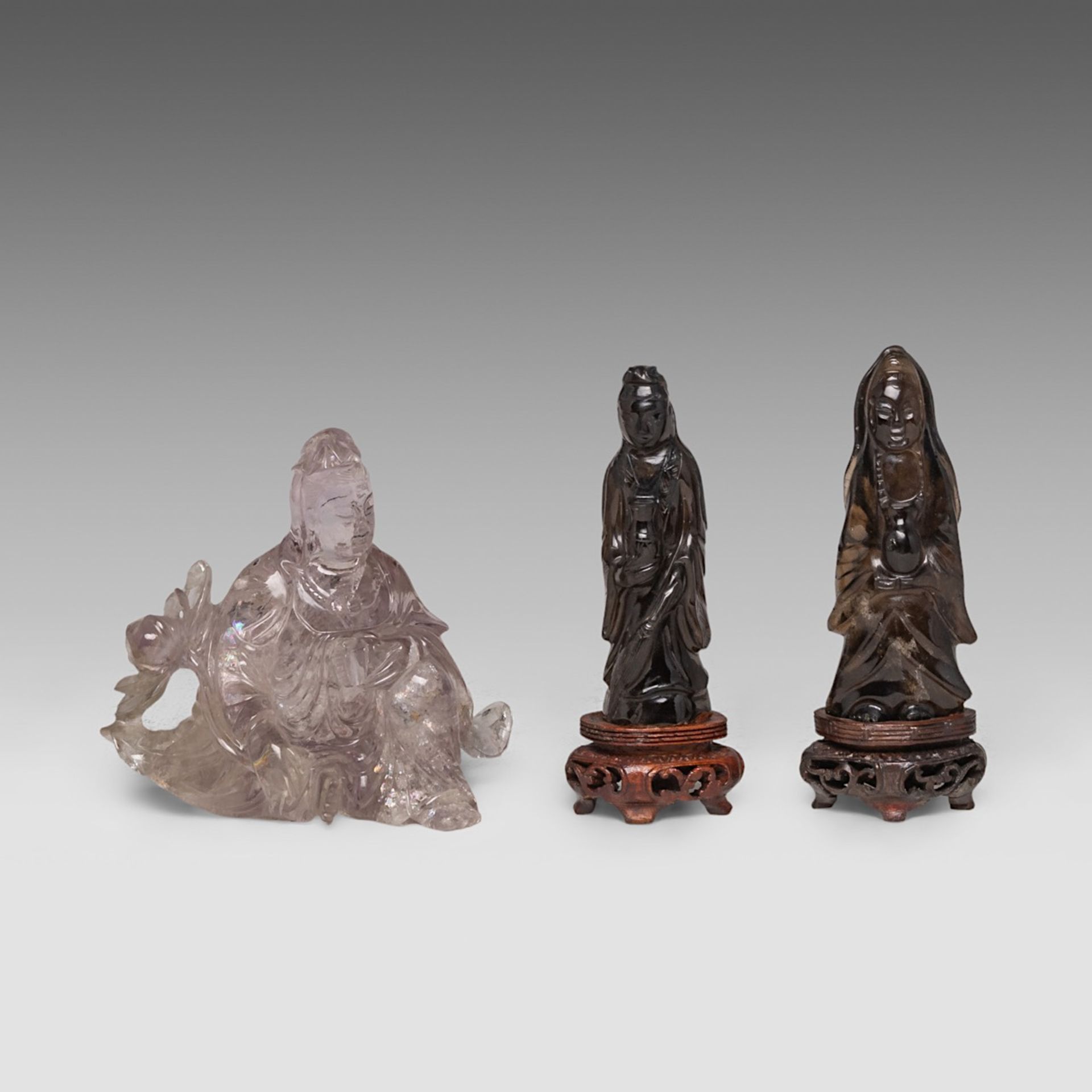 A collection of ten Chinese mineral carvings and a porcelain plate, incl. a carved mother-of-pearl s - Bild 2 aus 23
