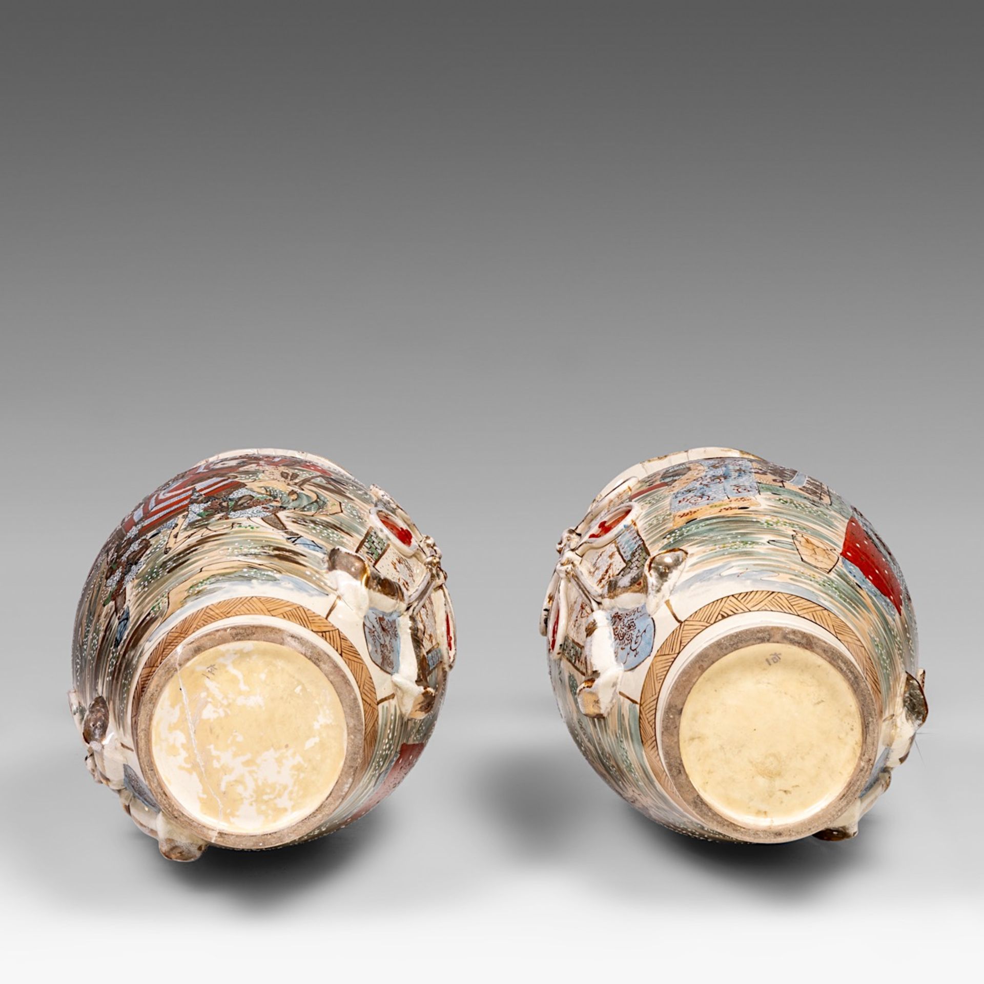 A pair of Japanese Satsuma vases standing on hardwood bases, 20thC, H 79 cm (without base) - Bild 6 aus 6