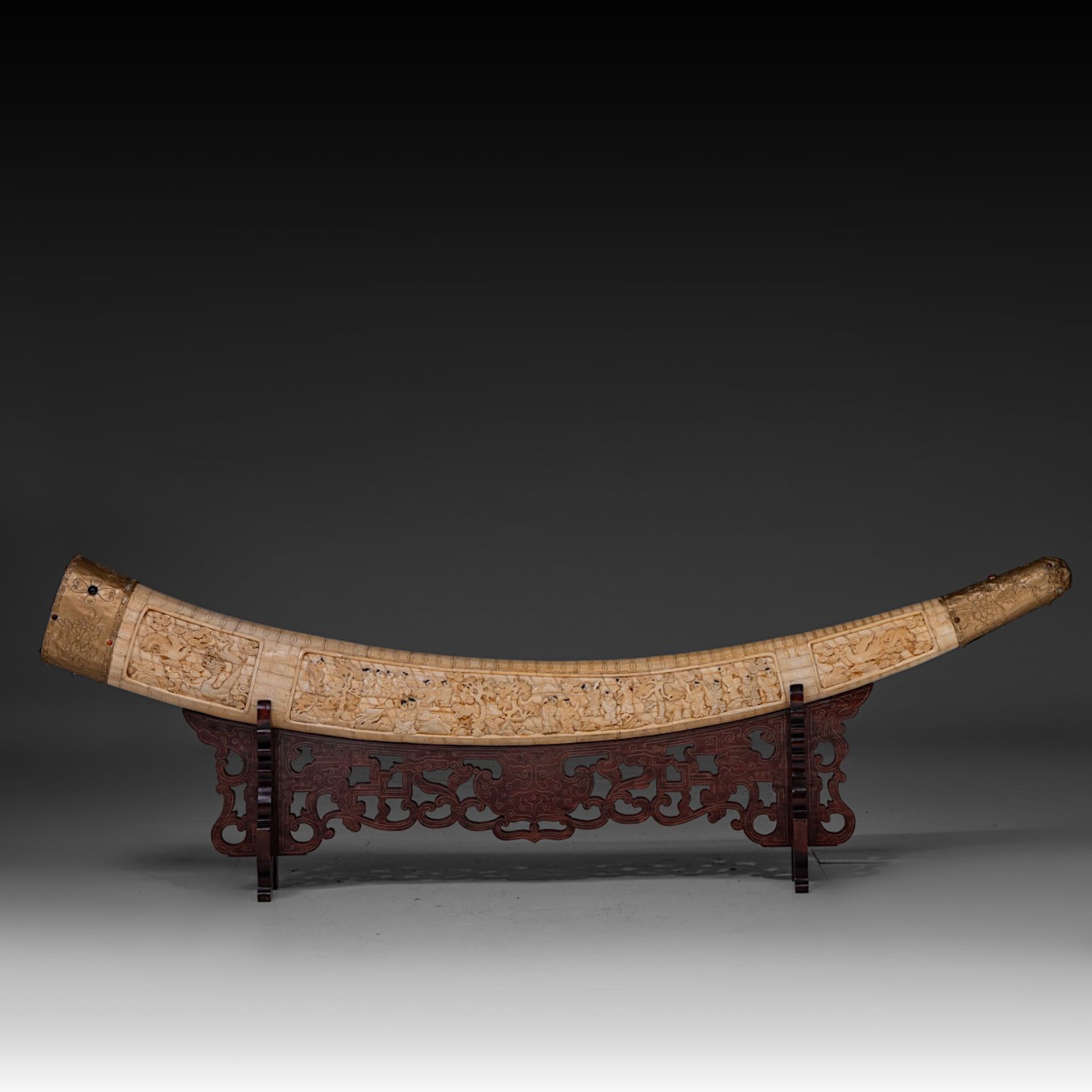 Tusk made from sculpted bone slats, Qing/Republic period, inner arch 165 cm - outer arch 175 cm - Bild 3 aus 13
