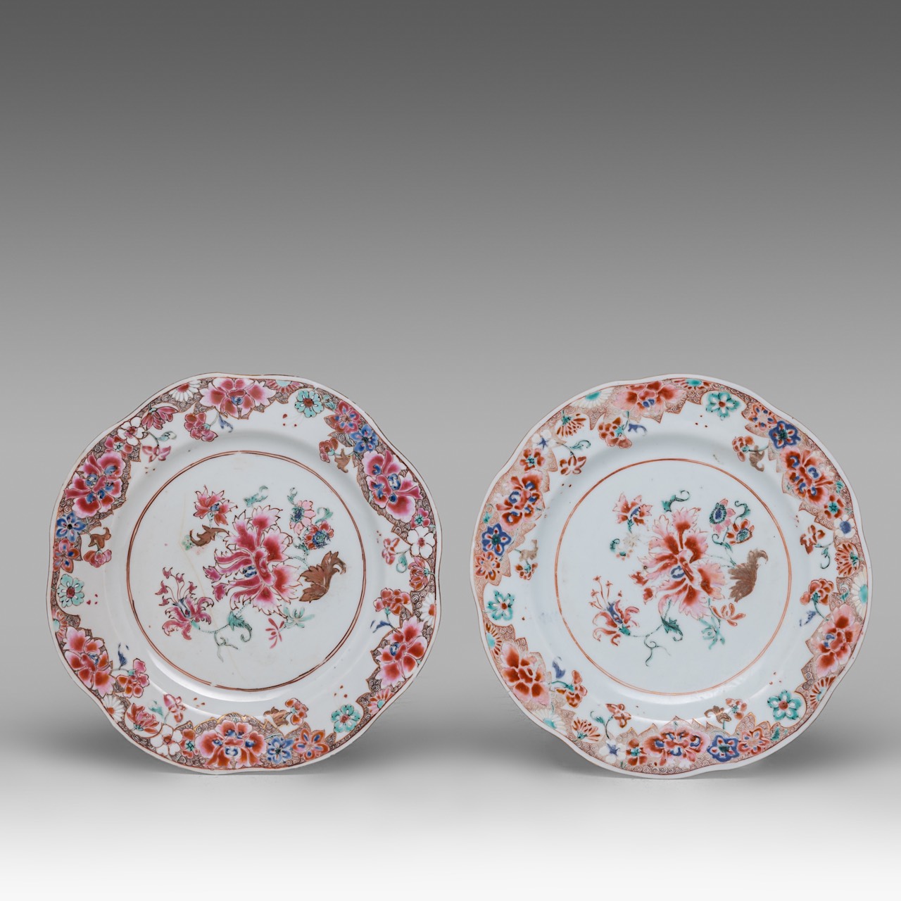 A Chinese coral-red ground famille rose 'Scroll Painting' dish, Qianlong period dia 22,5 cm - a seri - Image 6 of 9