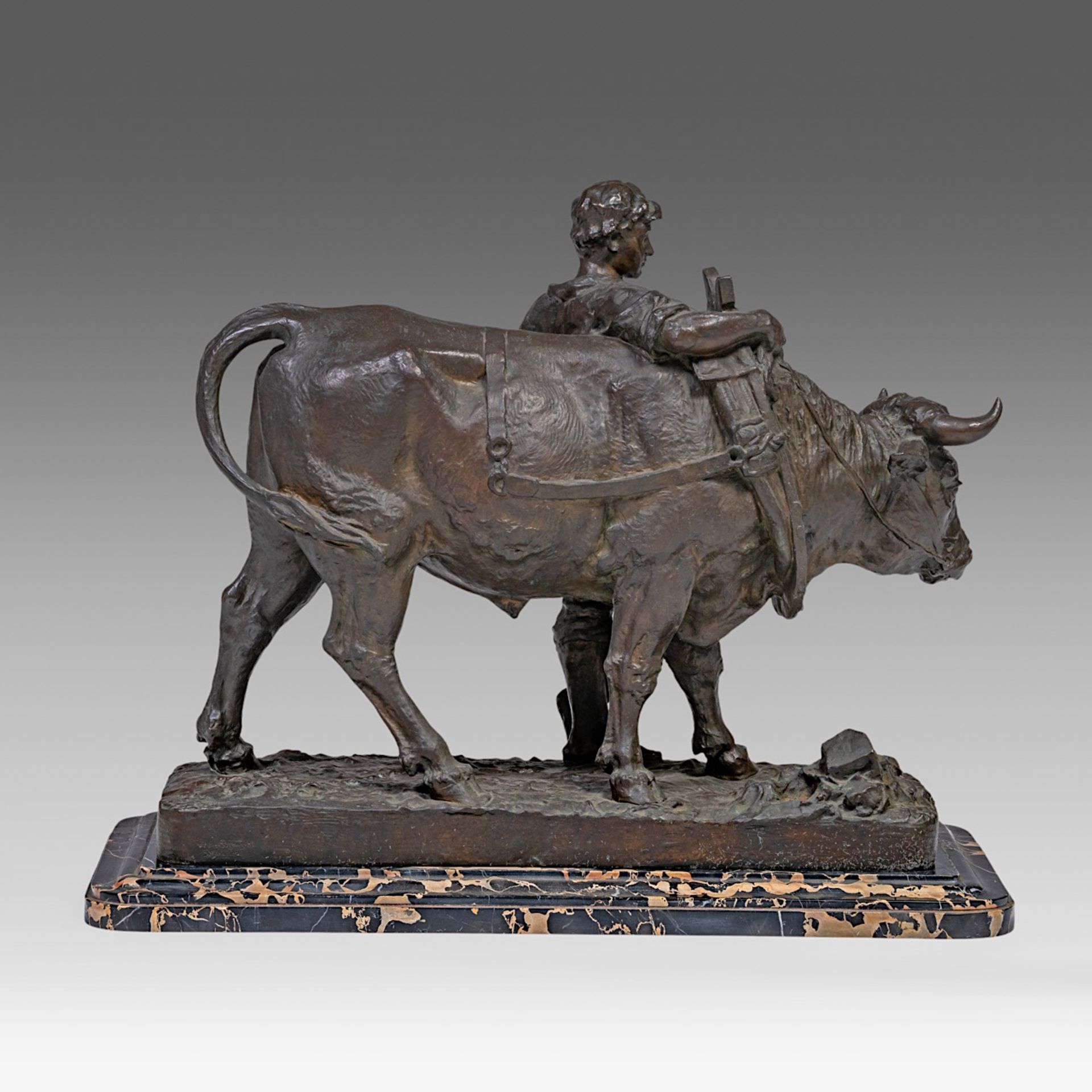 Leon Mignon (1847-1898), farmer resting with his ox, patinated bronze on a marble base, H 51 - 55 - - Bild 5 aus 10