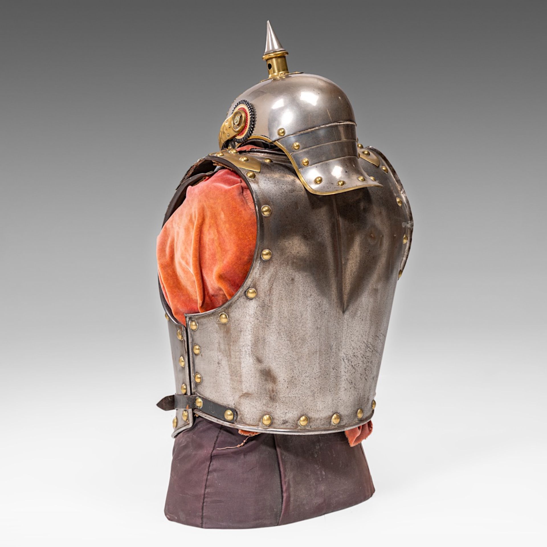 Cuirass and helmet, metal and gilded brass, 19thC., 68 x 30 x 36 cm. (26.7 x 11.8 x 14.1 in.) - Image 4 of 8