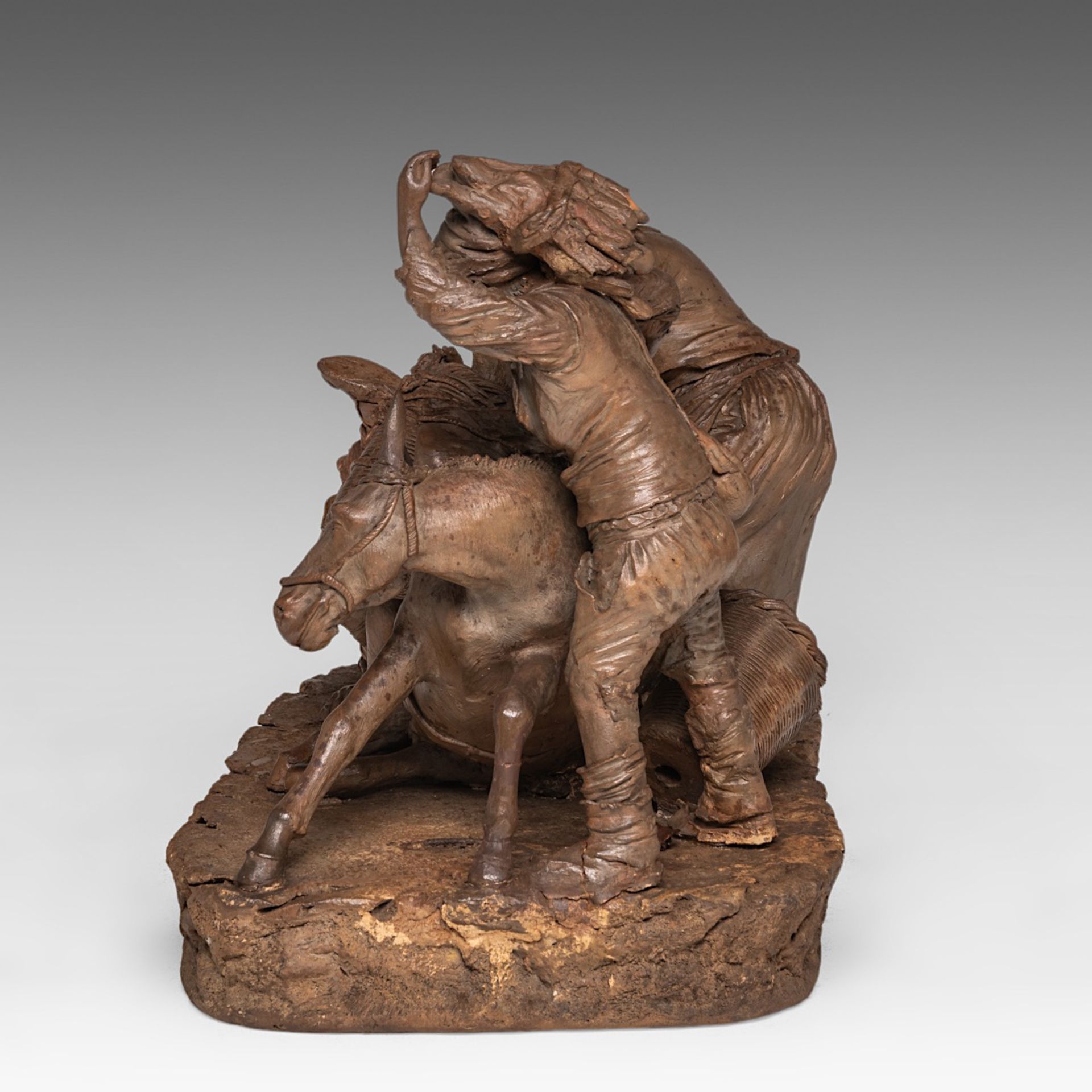 A fine terracotta group with an animated scene of a man falling off his mule, 19tC, H 29 - W 35 cm - Bild 3 aus 7