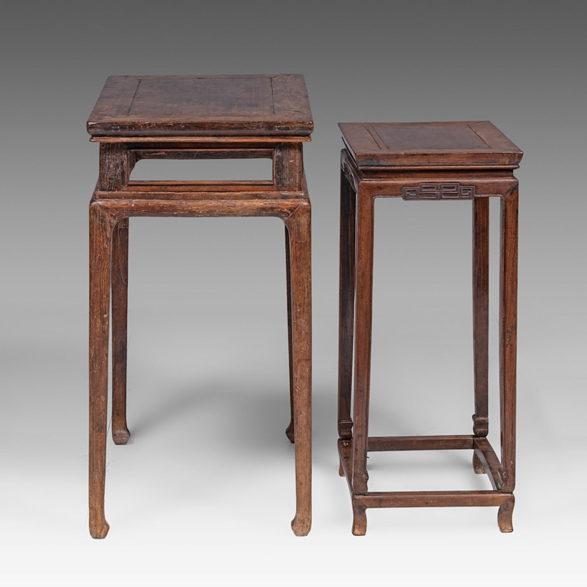Two Chinese hardwood side tables, mid - late Qing dynasty, largest H 82 - 69 x 42 cm - Bild 3 aus 7