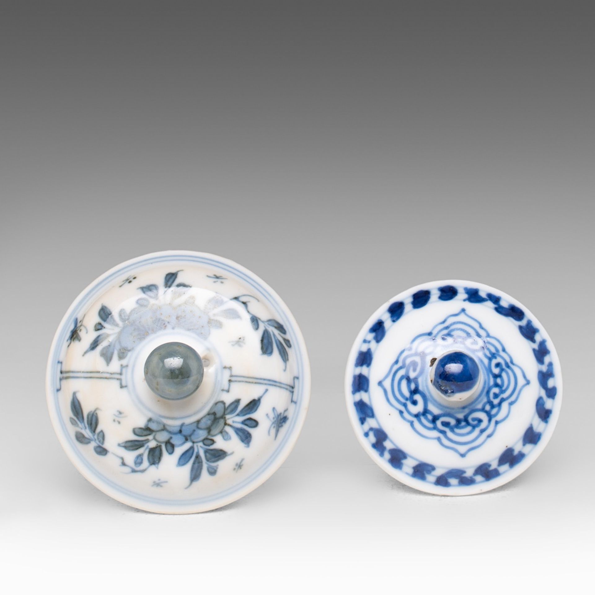 A small collection of three Chinese blue and white floral decorated tea ware, Kangxi period and 18th - Bild 8 aus 9