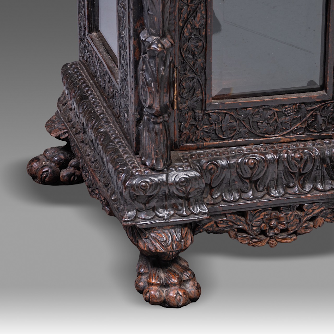 A carved hardwood Anglo-Indian display cabinet, 19thC, H 113,5 cm - W 130 cm - D 40 cm - Image 7 of 8