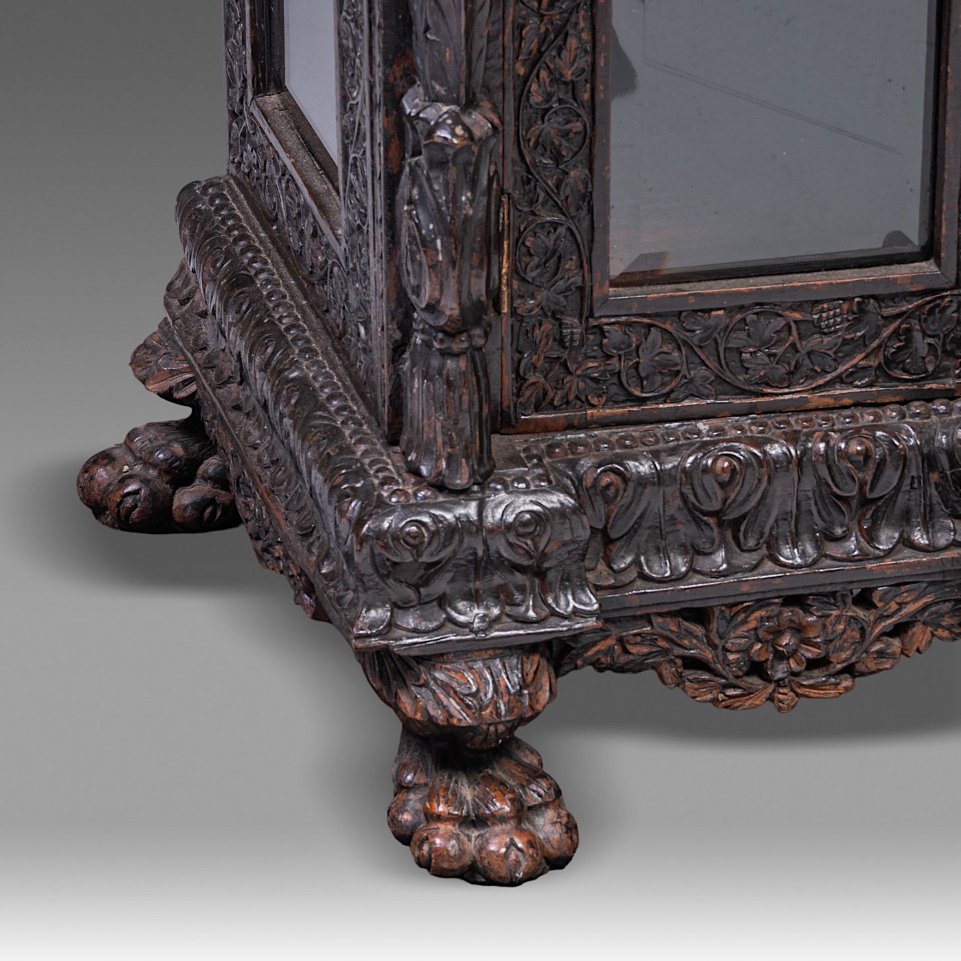 A carved hardwood Anglo-Indian display cabinet, 19thC, H 113,5 cm - W 130 cm - D 40 cm - Bild 7 aus 8
