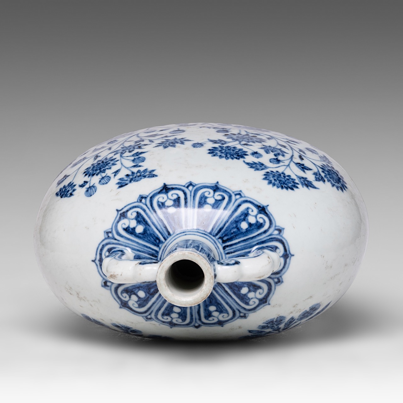 A Chinese blue and white 'Carnation and Aster' moon flask, paired with arched scroll handles, H 29,5 - Image 5 of 6