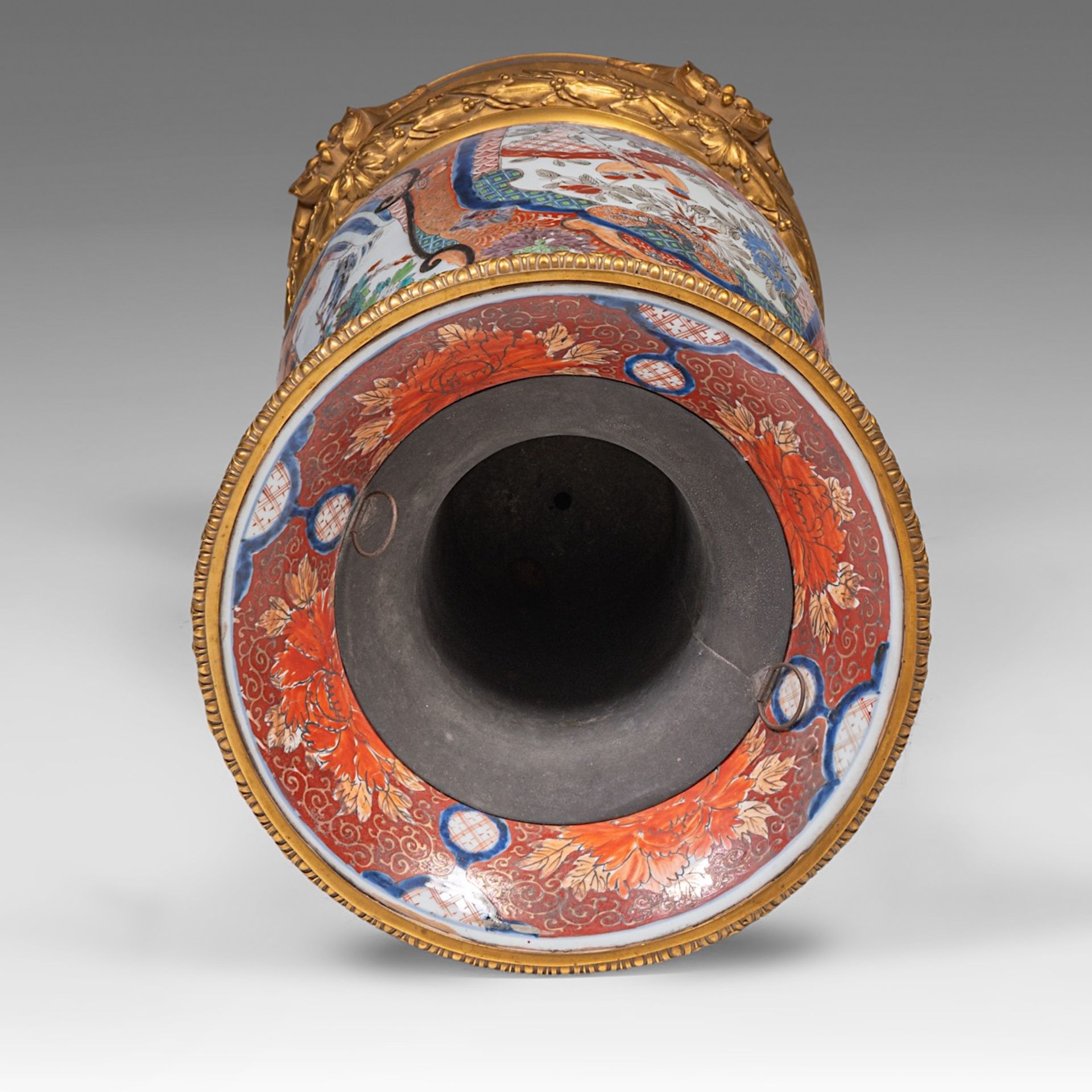 A large Japanese Imari vase, fixed on a gilt bronze foot and with a ditto rim, late Meiji (1868-1912 - Image 5 of 6