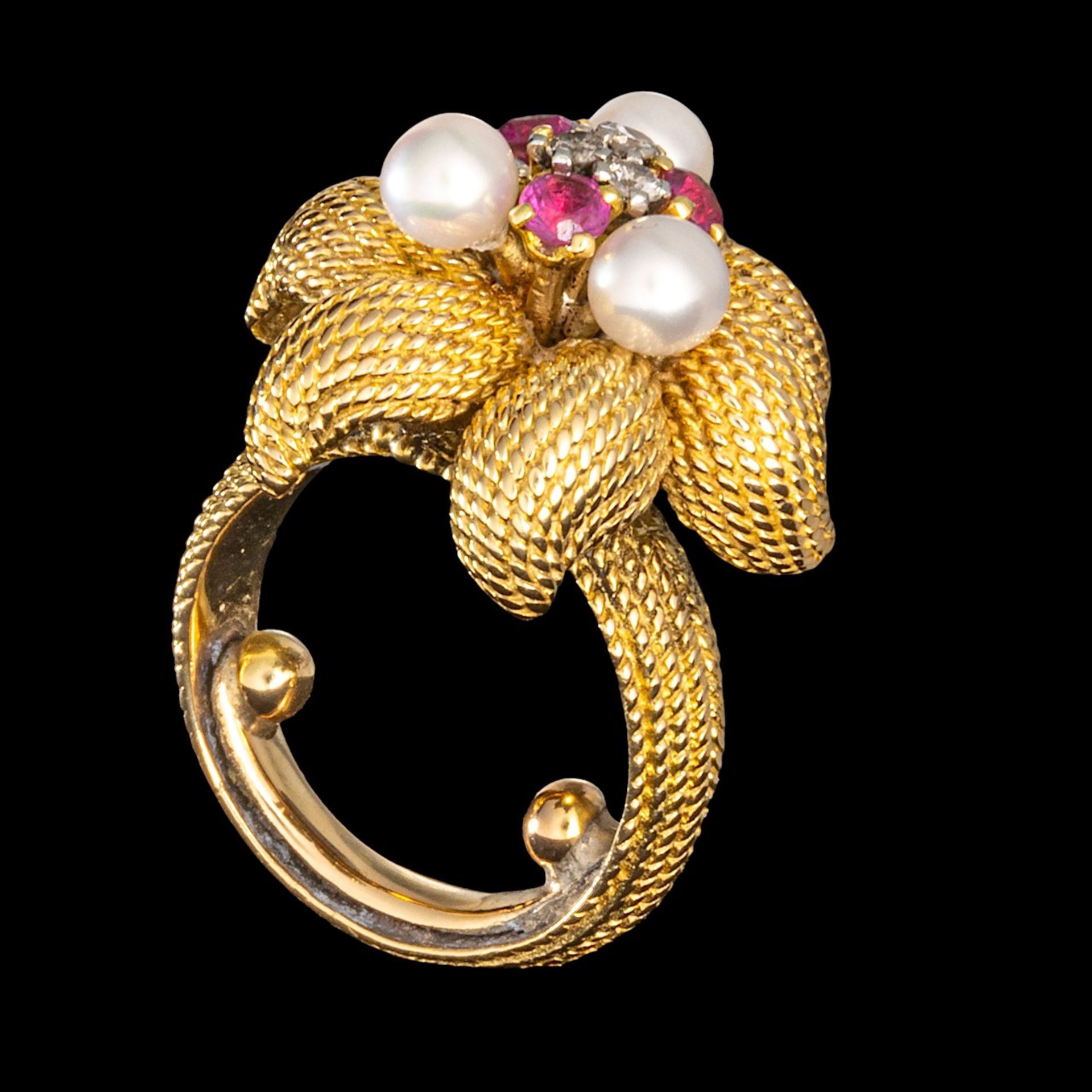 An 18ct yellow gold ring, floral set with diamonds, rubies and pearls, weight: ca 19,1 g