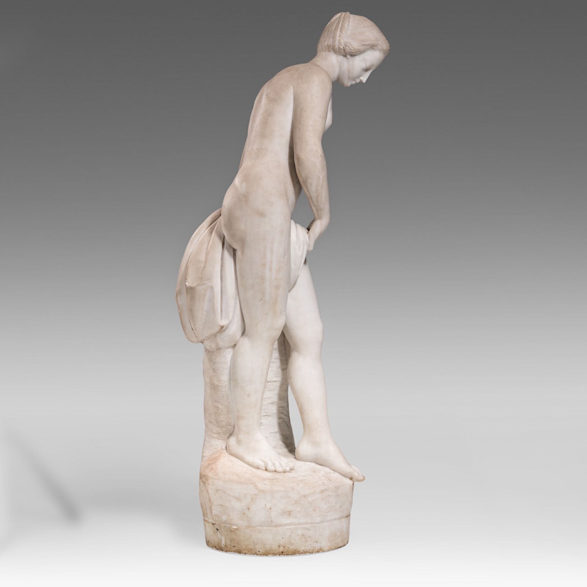 A Carrara marble sculpture of the bathing Venus, ca. 1900, H 98 cm - Image 5 of 11
