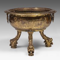 A brass wine cooler, the feet moddeled as dolphins, ca. 1700, H 47 - dia 60 cm